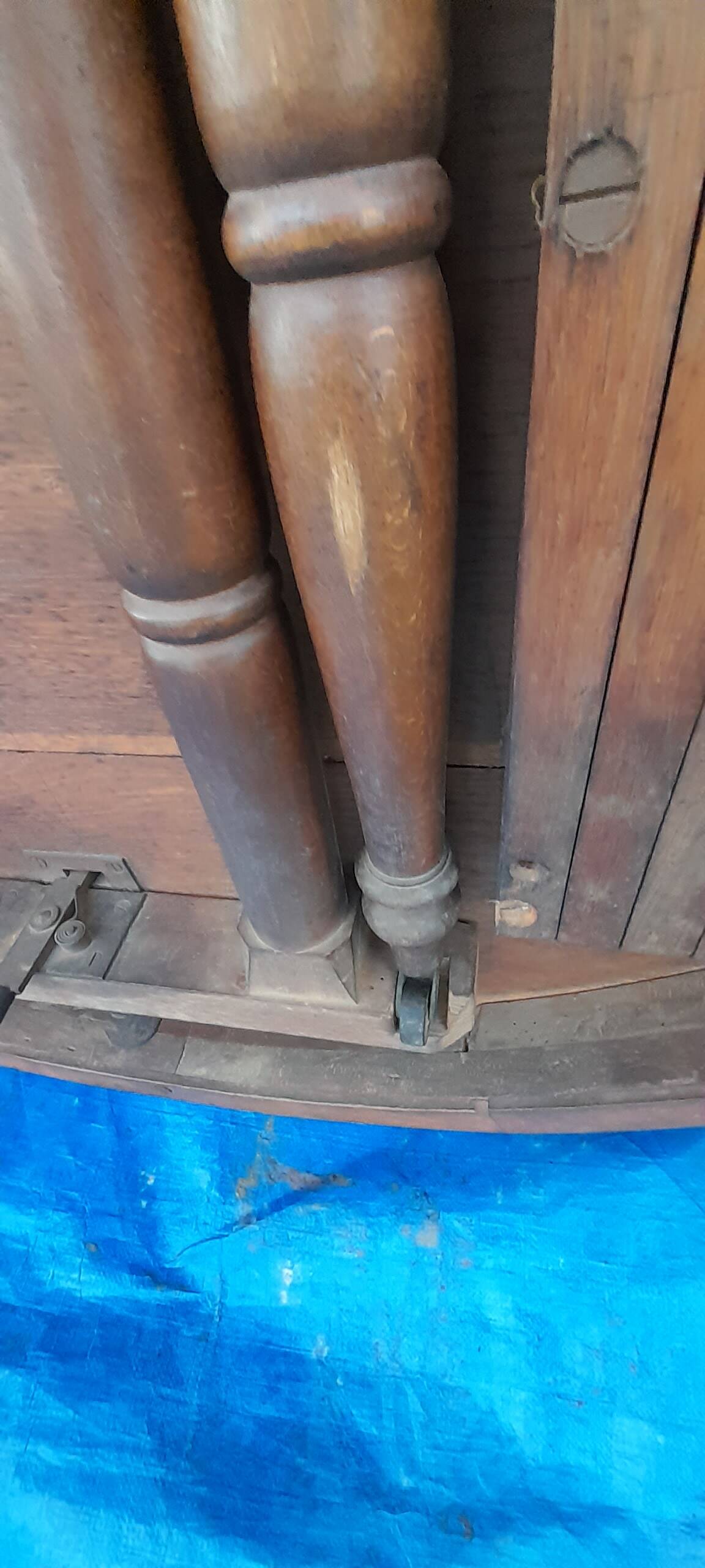 Round table in molded and carved oak with quill decoration, central shaft with 4 runners