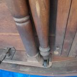 Round table in molded and carved oak with quill decoration, central shaft with 4 runners