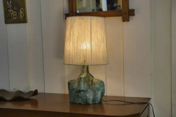 Lampe en céramique brutaliste signée avec abat-jour en lin 1950’s