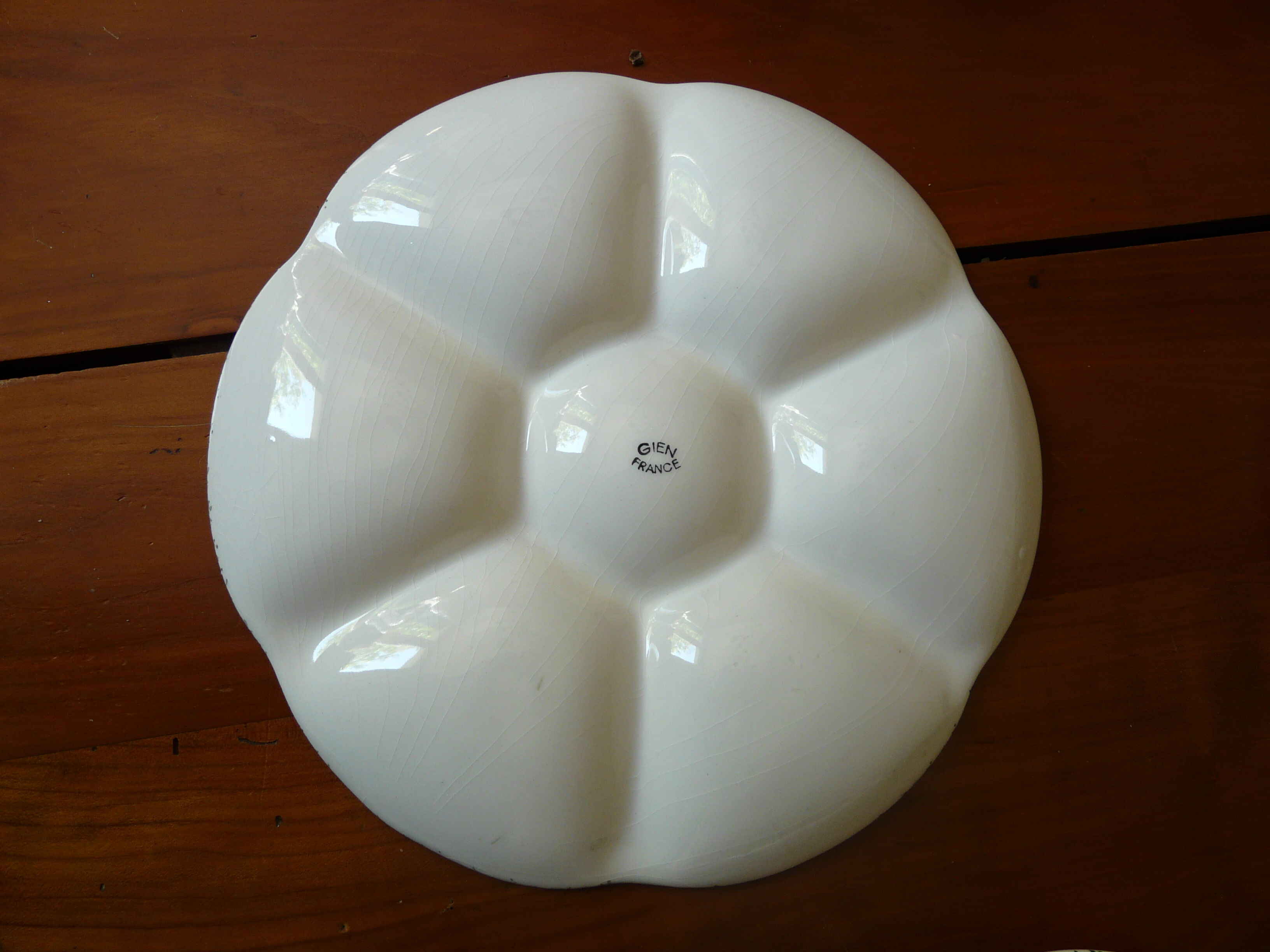 6 oyster plates, 1 ramekin and 1 cup from the Gien factory