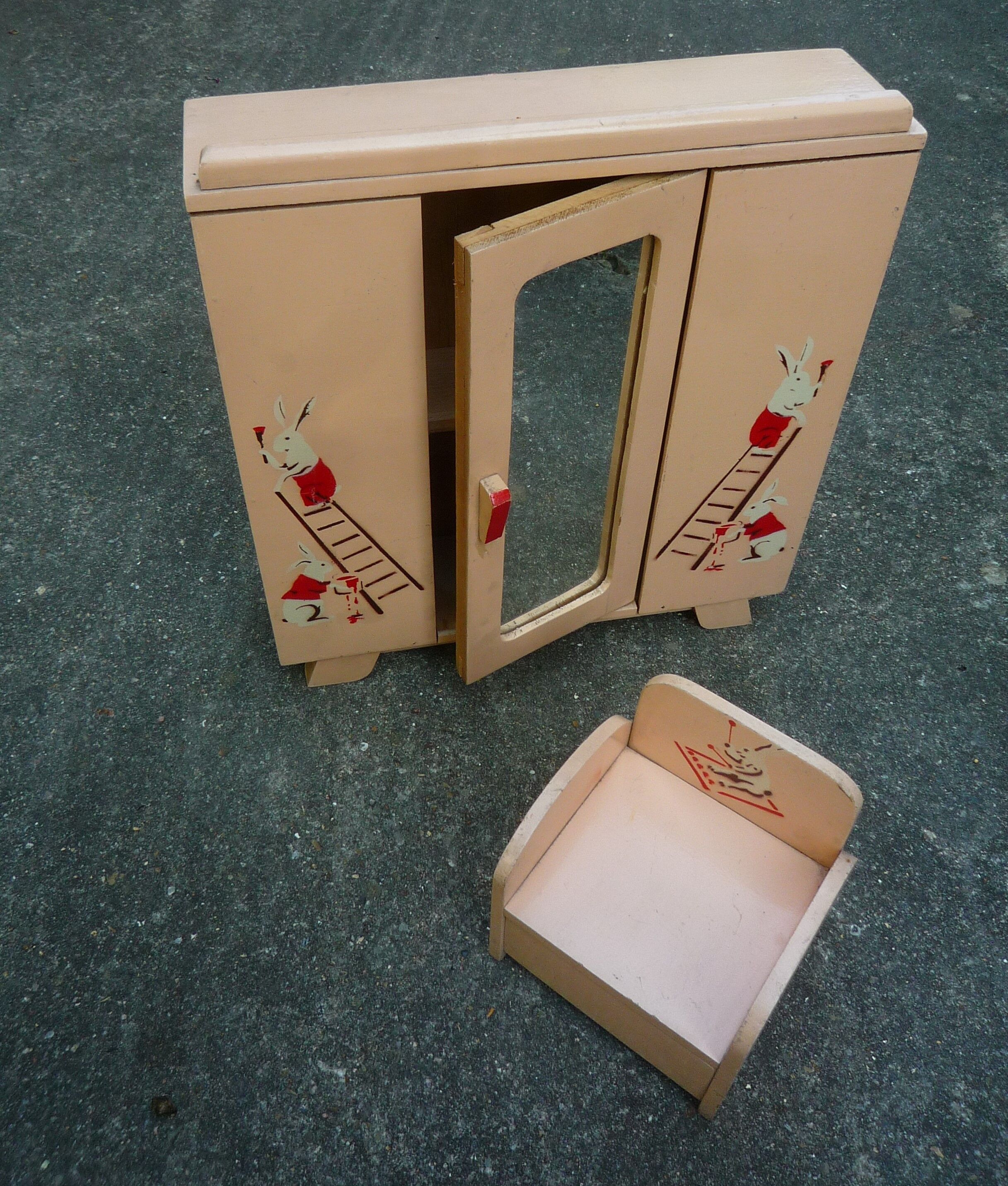 Armoire de poupée et fauteuil, jouet enfant, années 1930, motif lapin au pochoir