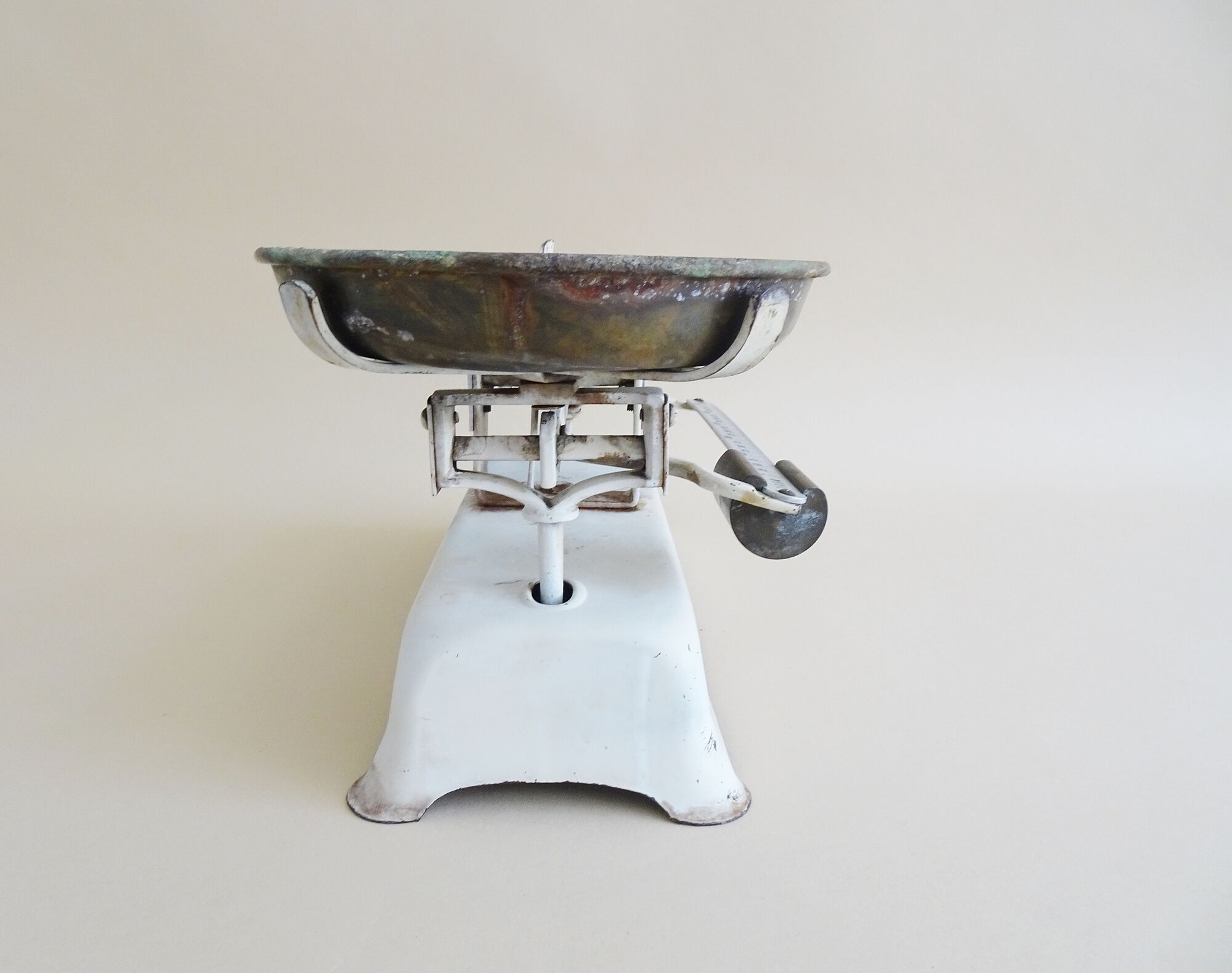 Antique kitchen scales from a record to five kilos, white beam scales with brass plates