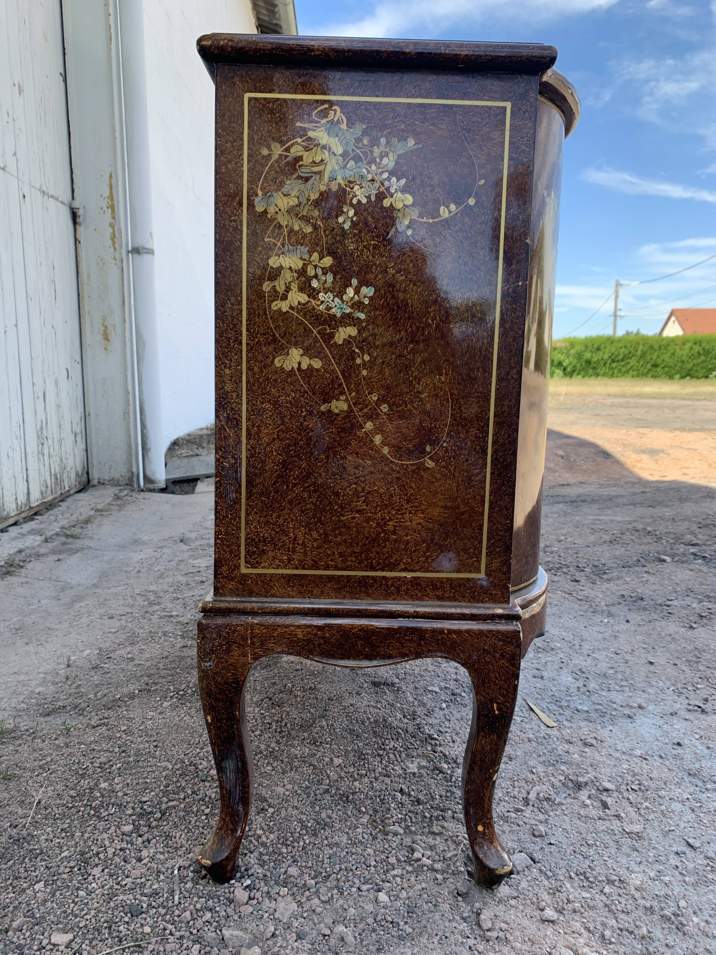 Venetian chest of drawers