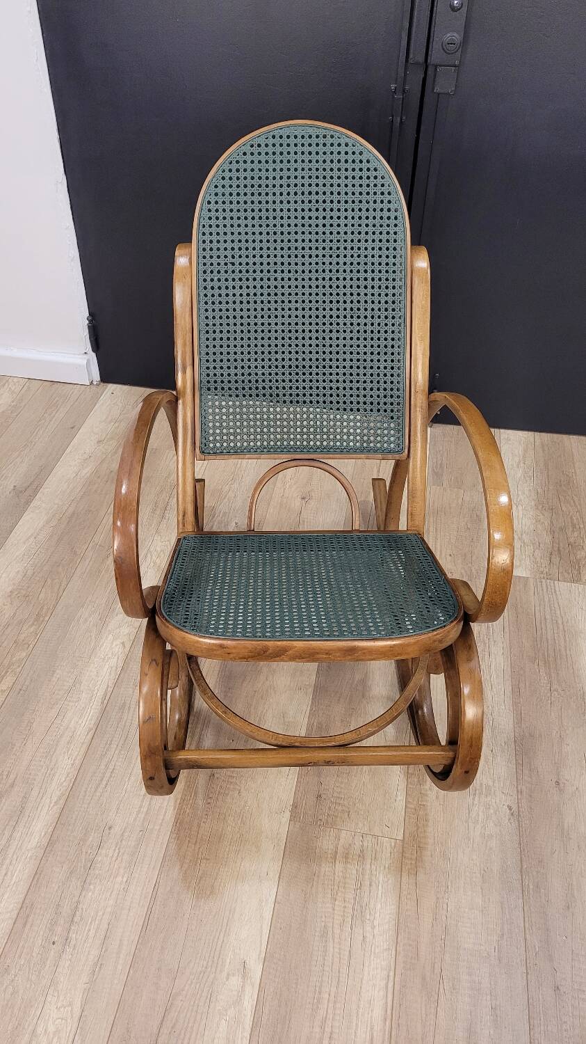 Rocking-chair en bois courbé et cannage
