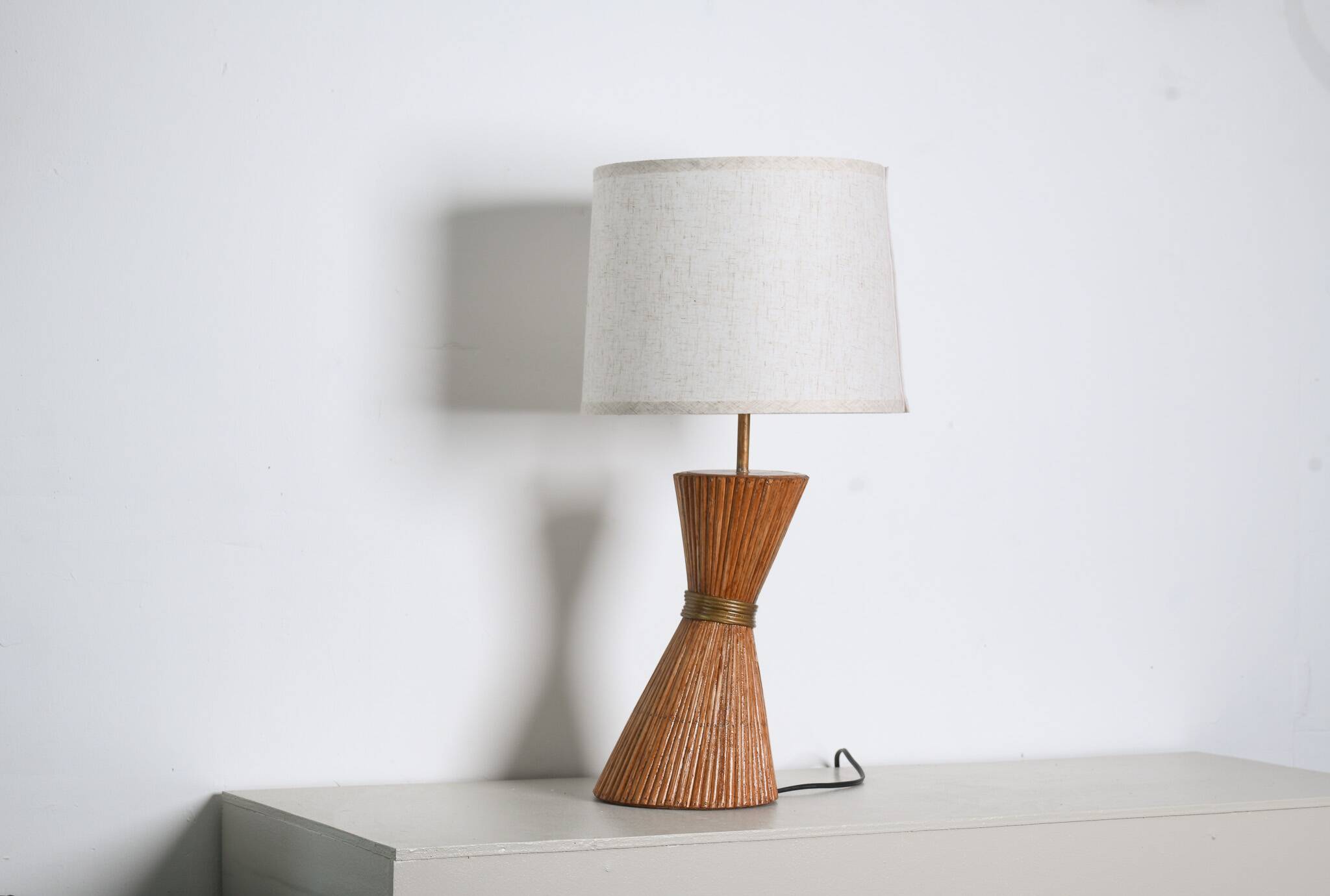 Lampe de table en rotin en forme de sablier