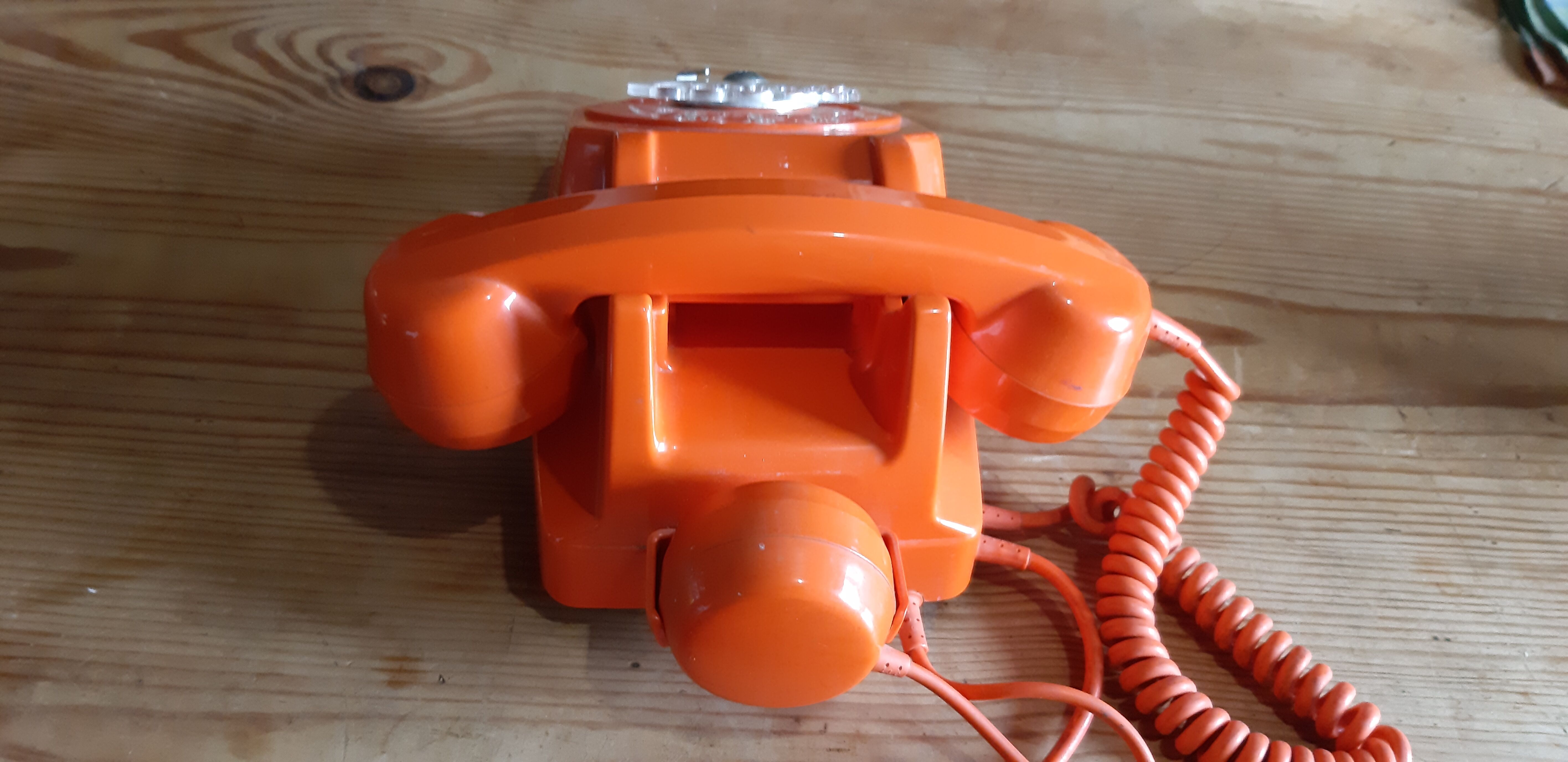 Telephone vintage orange