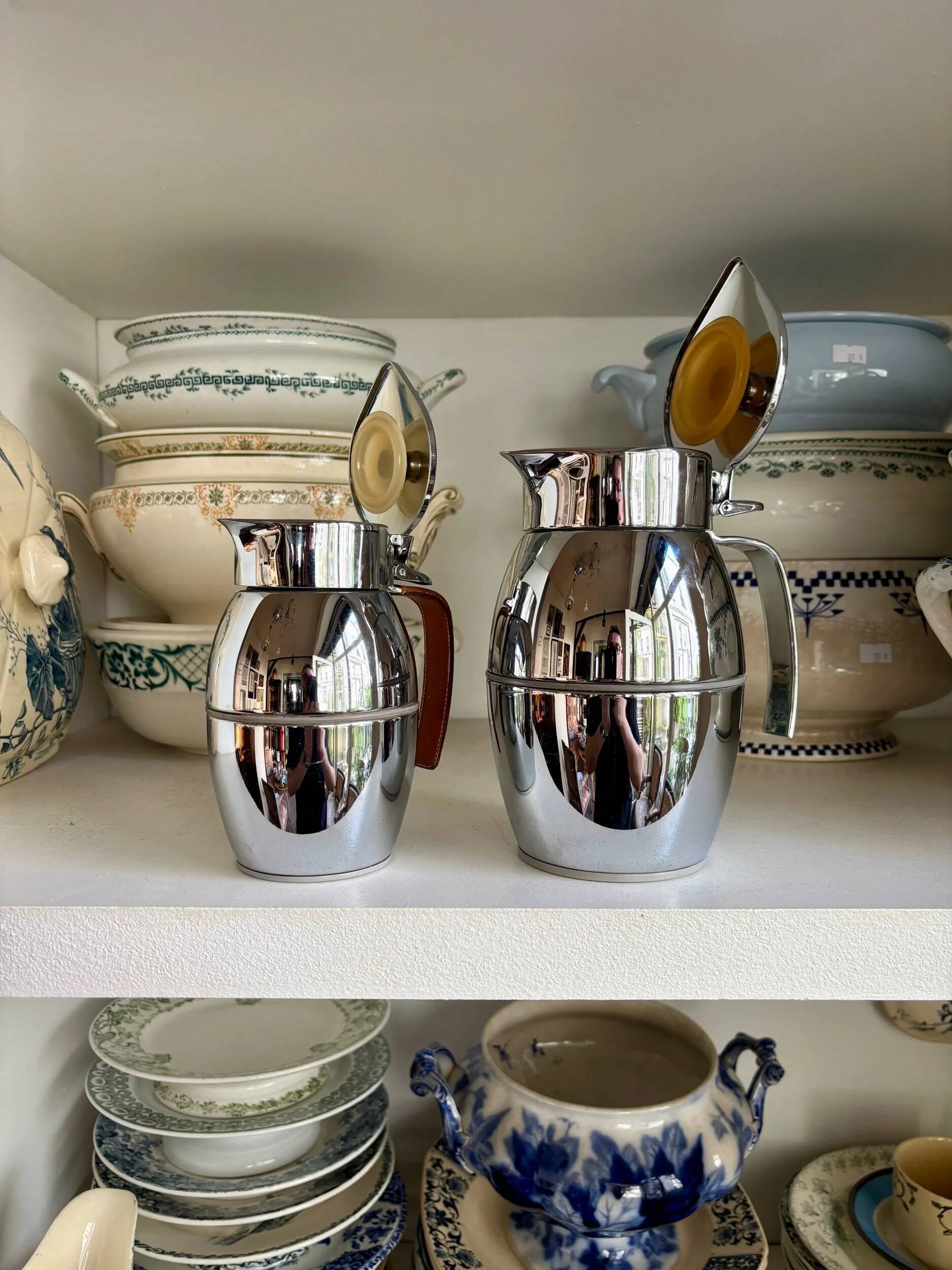 2 Hermès insulated jugs in chrome metal and covered leather.