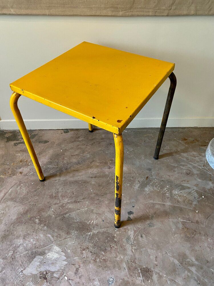 Yellow metal table ☐ 60 x 60 cm