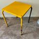 Table en métal jaune