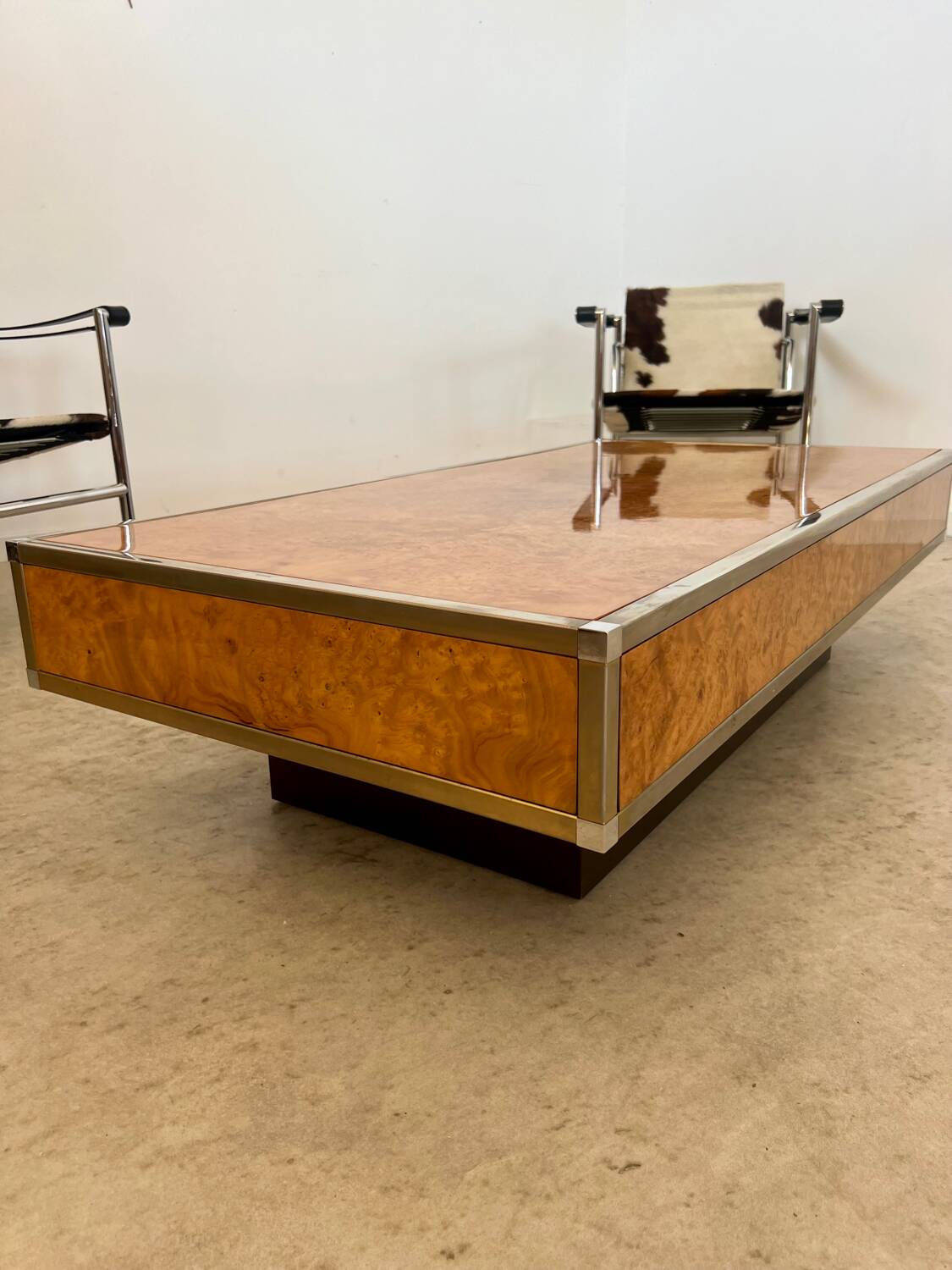 Old Italian design coffee table from the 70s in elm burl and metal / Willy Rizzo