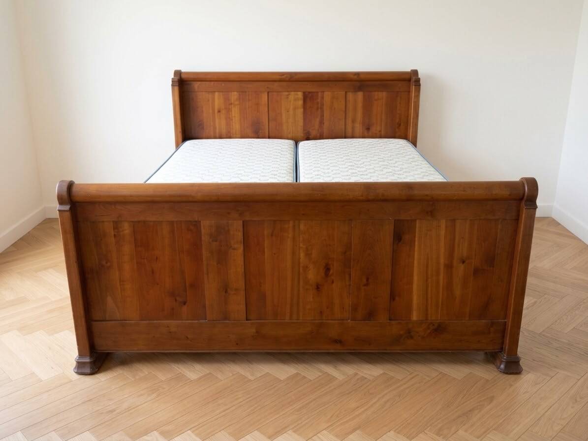 Double bed 160 cm in solid walnut with electric mattress base.