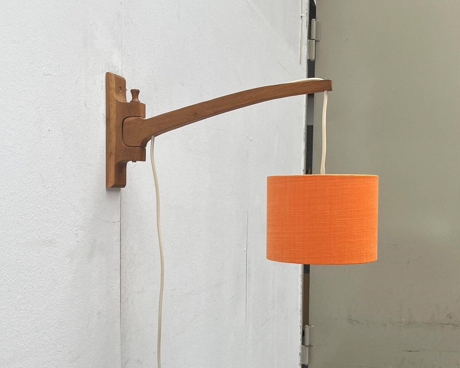Mid-century cantilever wall lamp with a pivoting arm, 1960s.