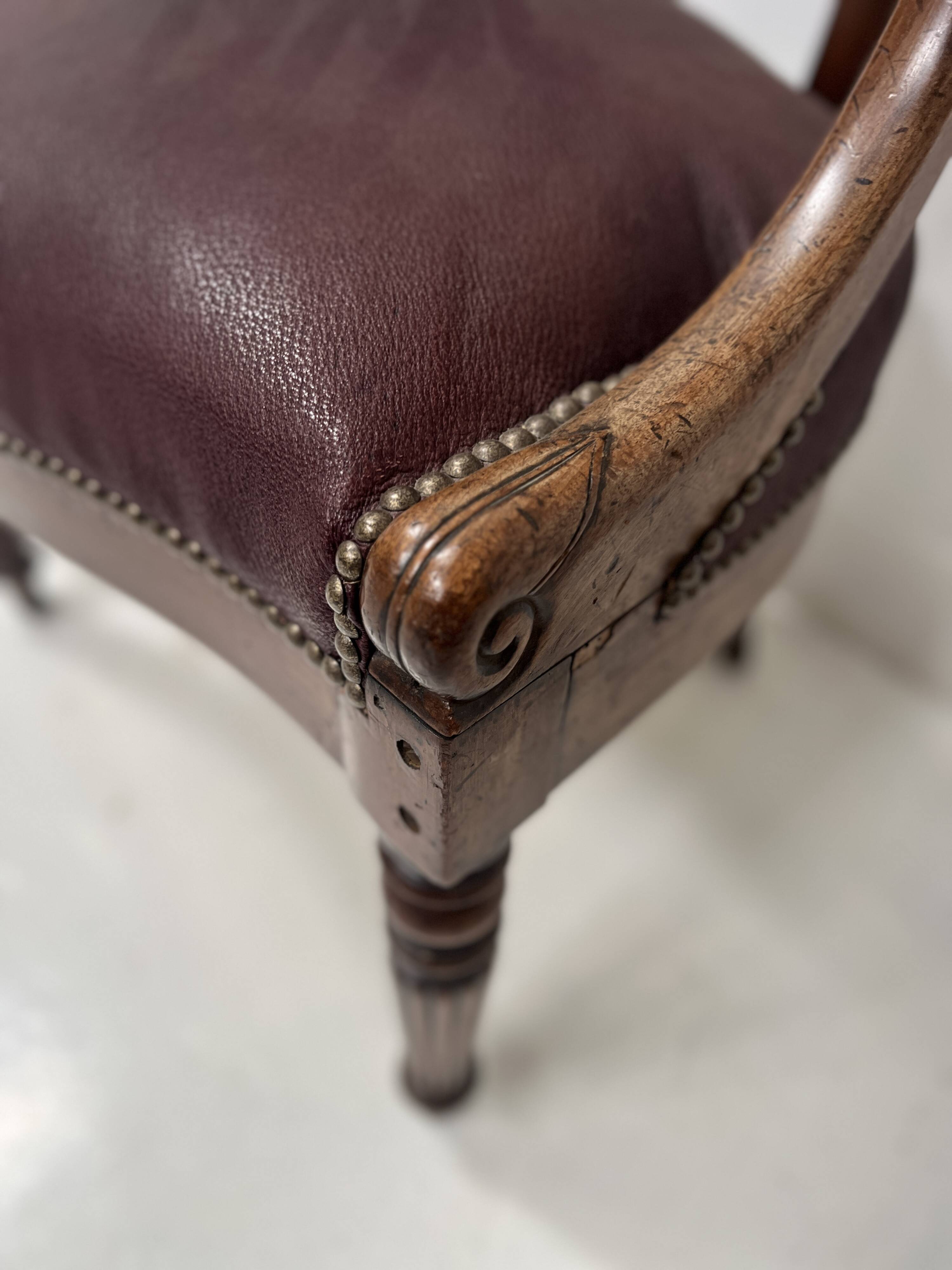 Fauteuil de bureau de style Empire en acajou et placage XIX siècle