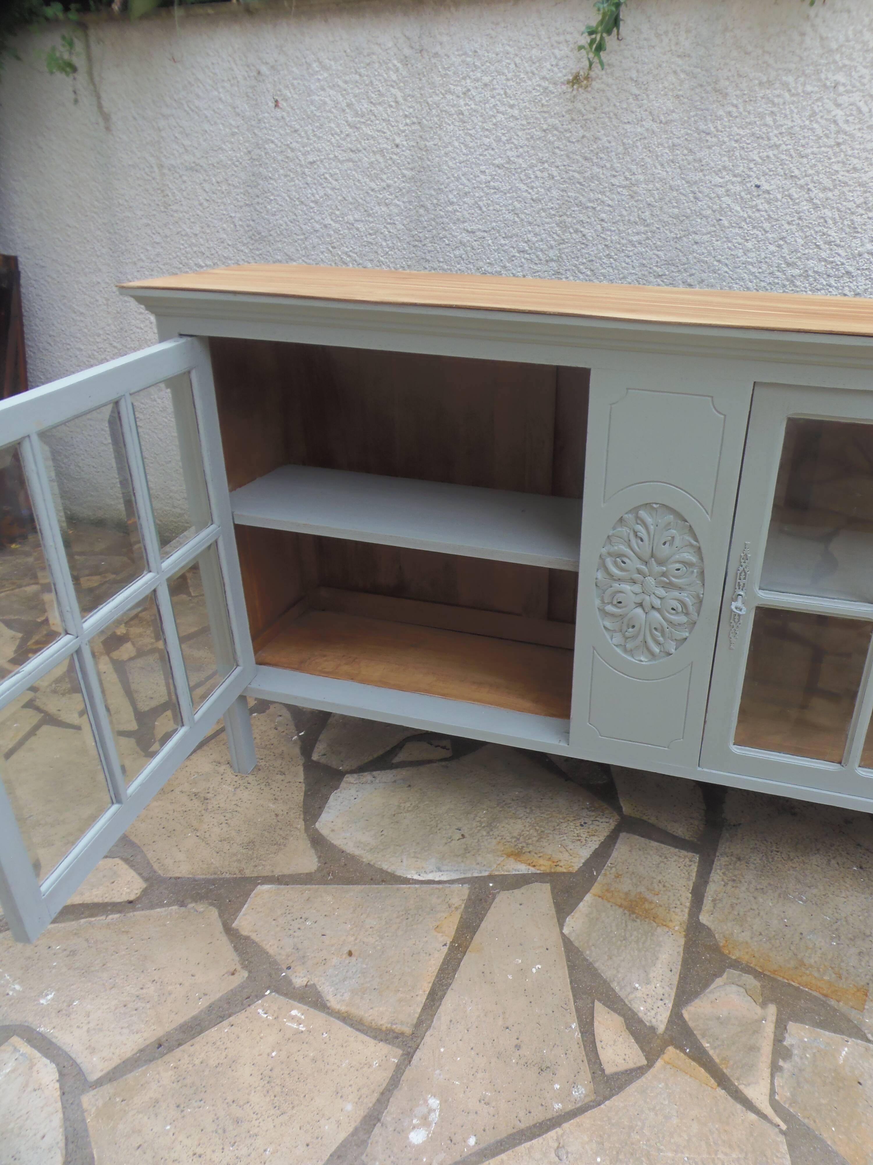 Vitrine vintage de faible profondeur sublimée en vert de gris plateau bois.