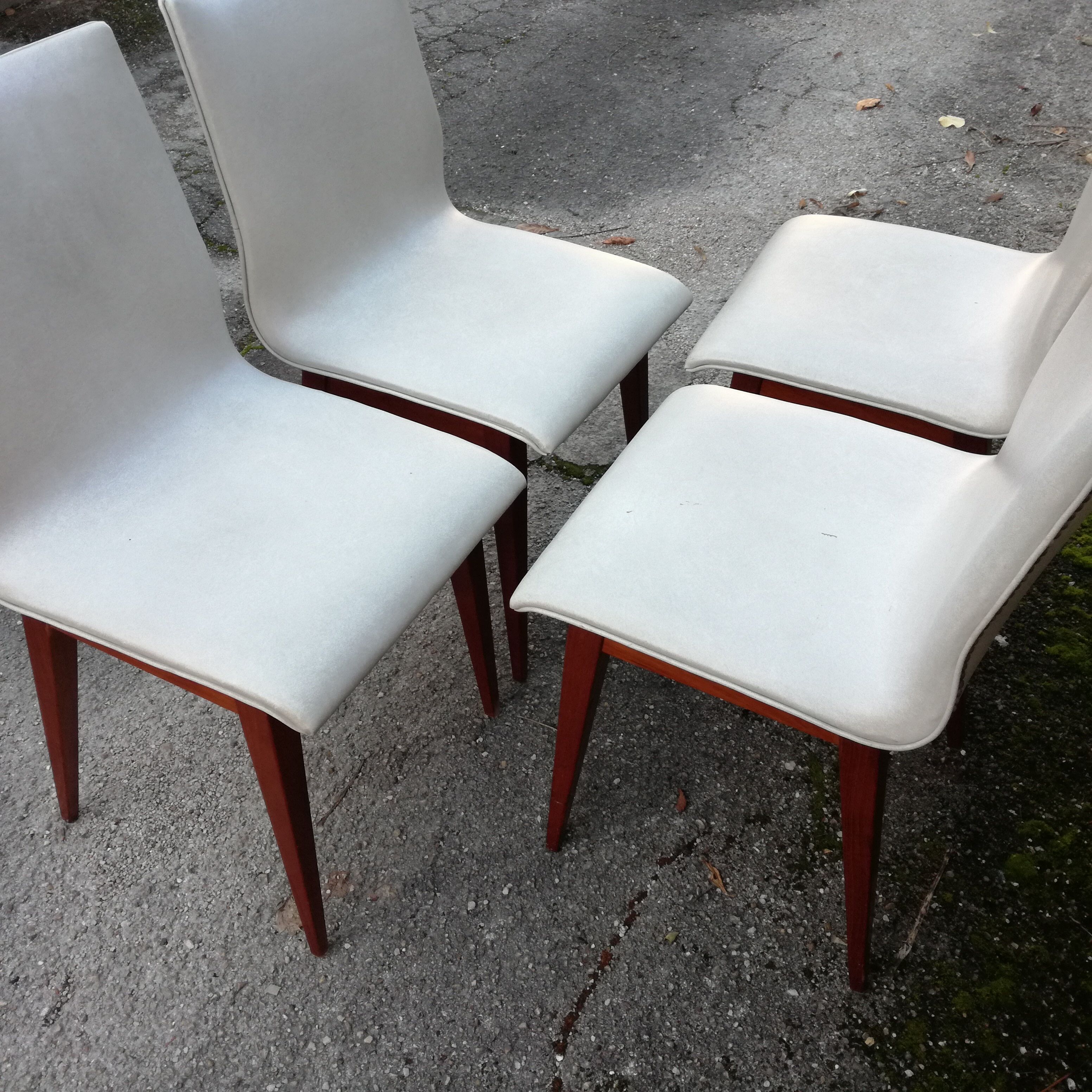 Lot de 4 chaises en simili cuir des années 1950