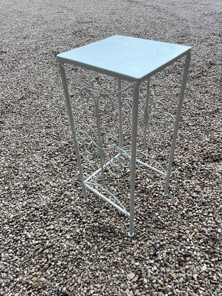 White wrought iron pedestal table