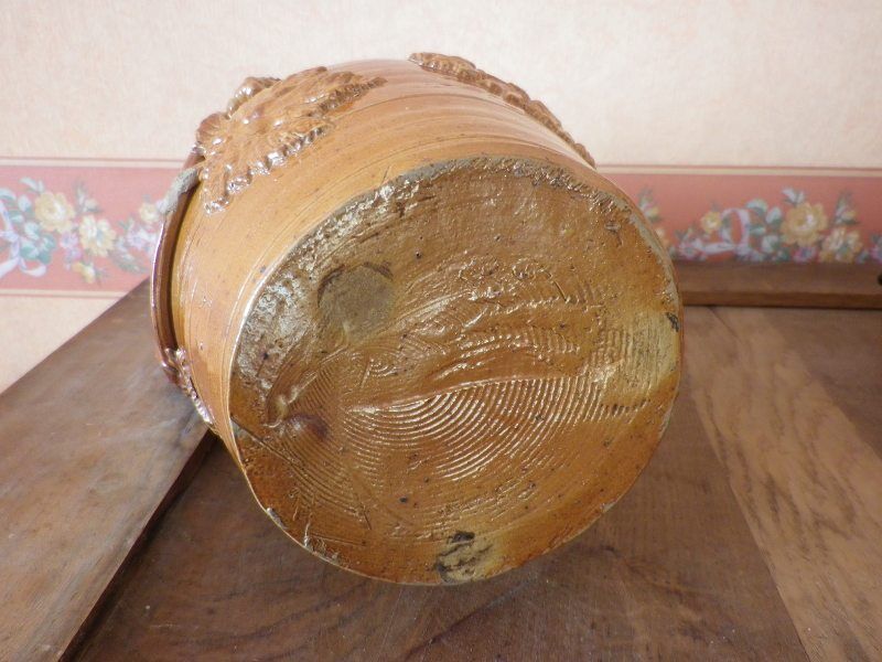 Beauvais sandstone pitcher decorated with a prizery