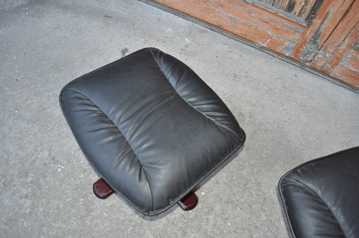 Set de 2 repose-pieds suédois cuir noir et piètement bois - Années 1970