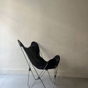 fauteuil design papillon en chrome et cuir noir