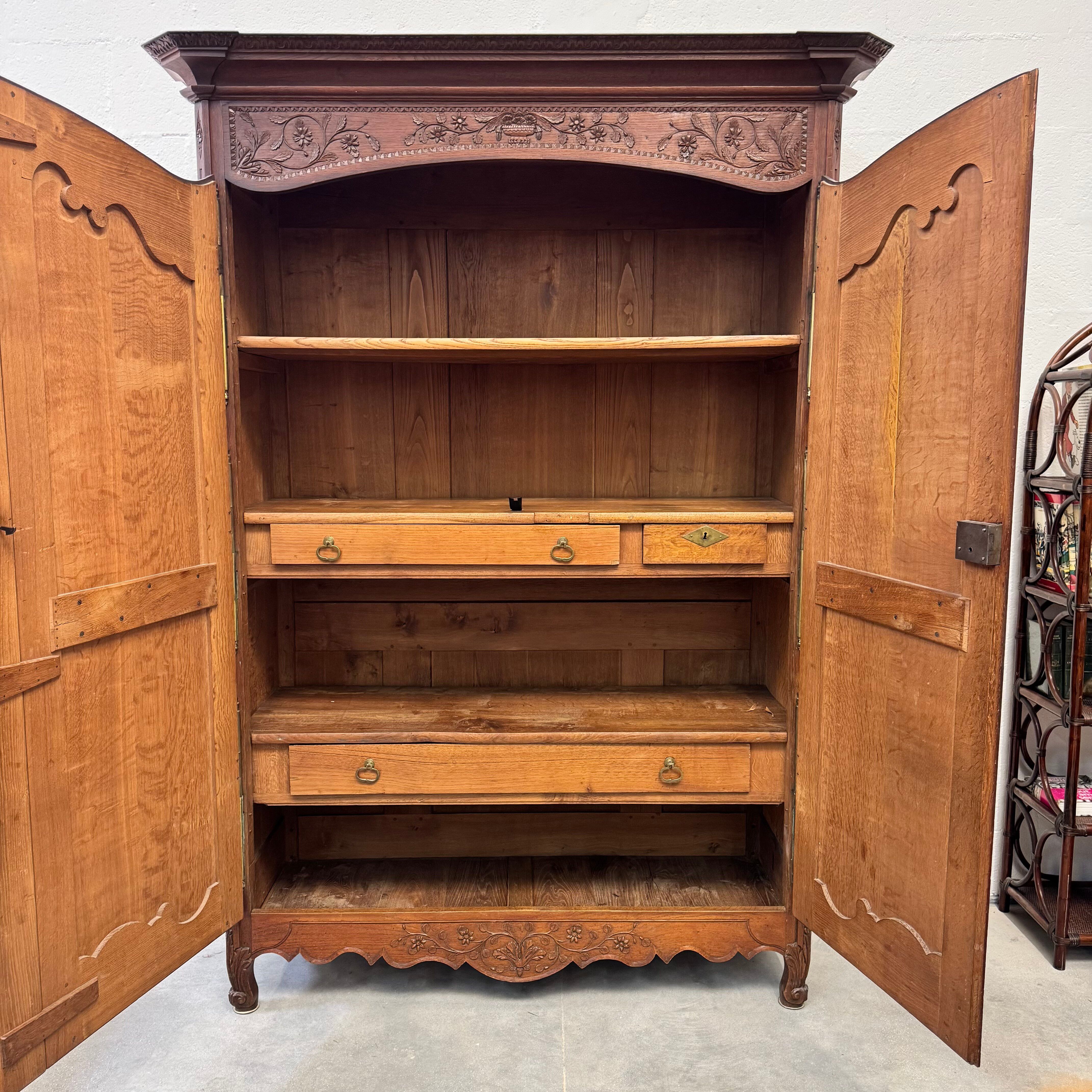 Large Country Wardrobe - French Provençal, in oak, 17th century