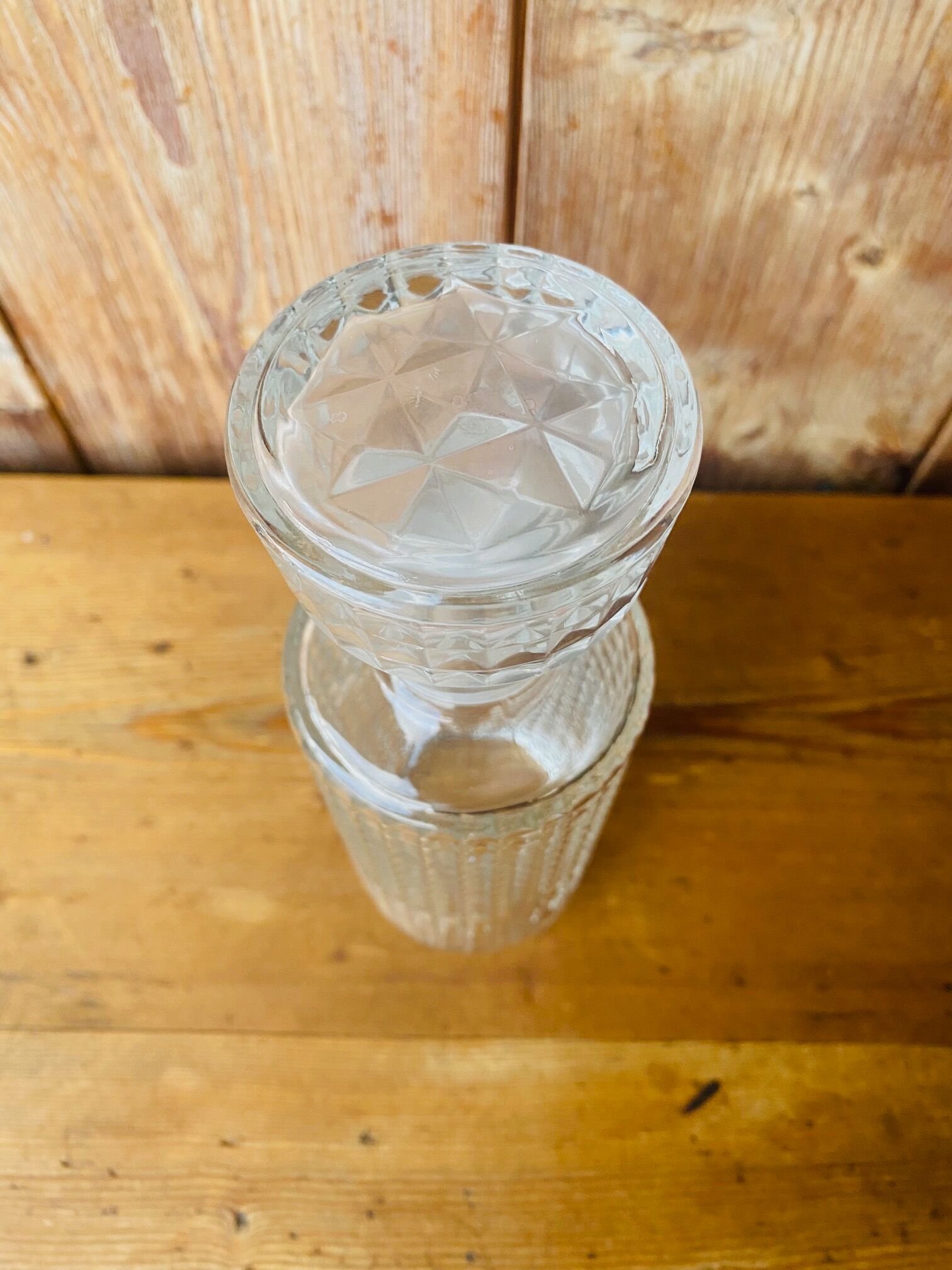 Round whisky decanter diamond tip