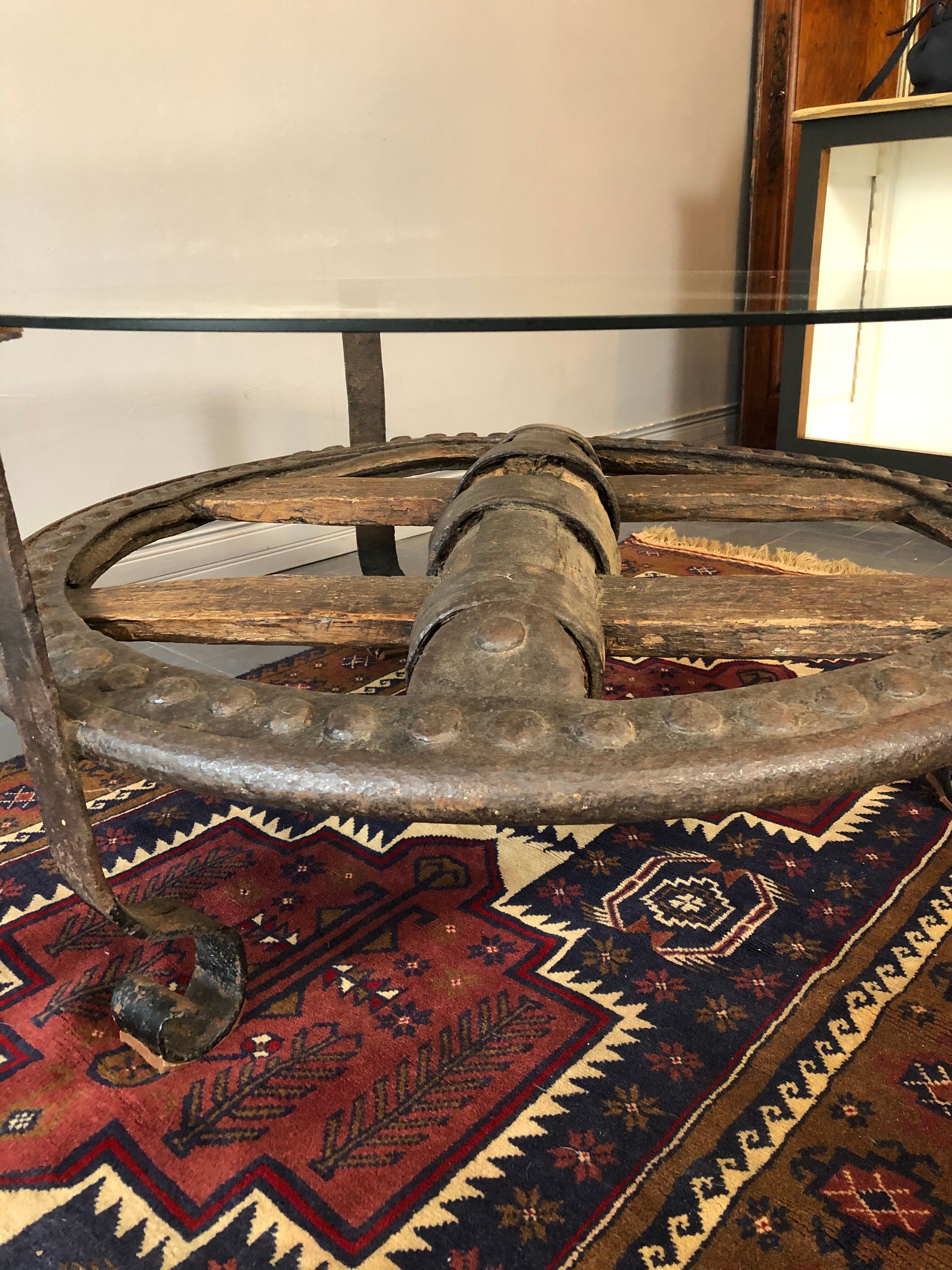 Table basse en bois et fonte rivetée