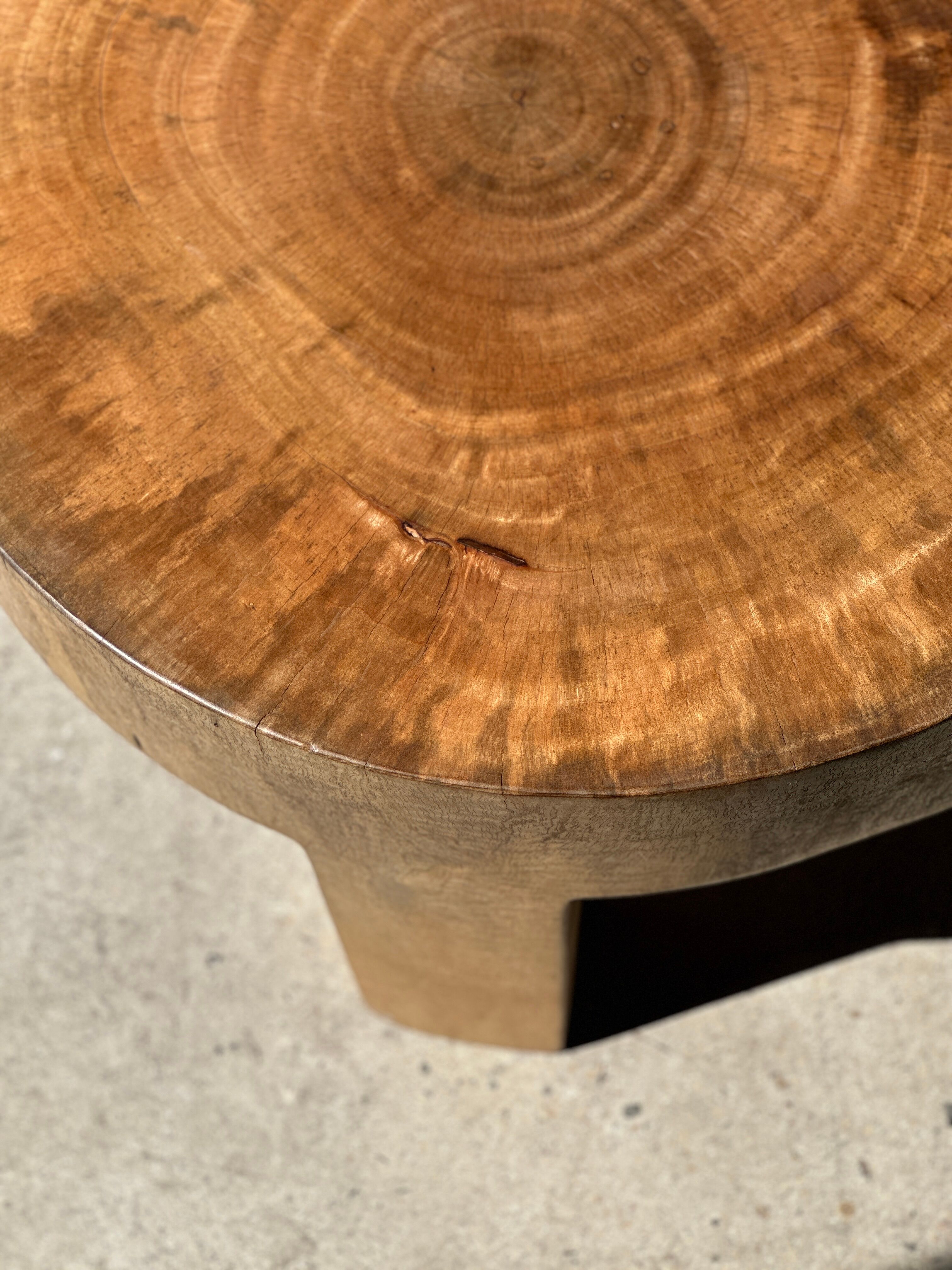 Quadripod coffee table in solid wood monoxyl natural color (dark)