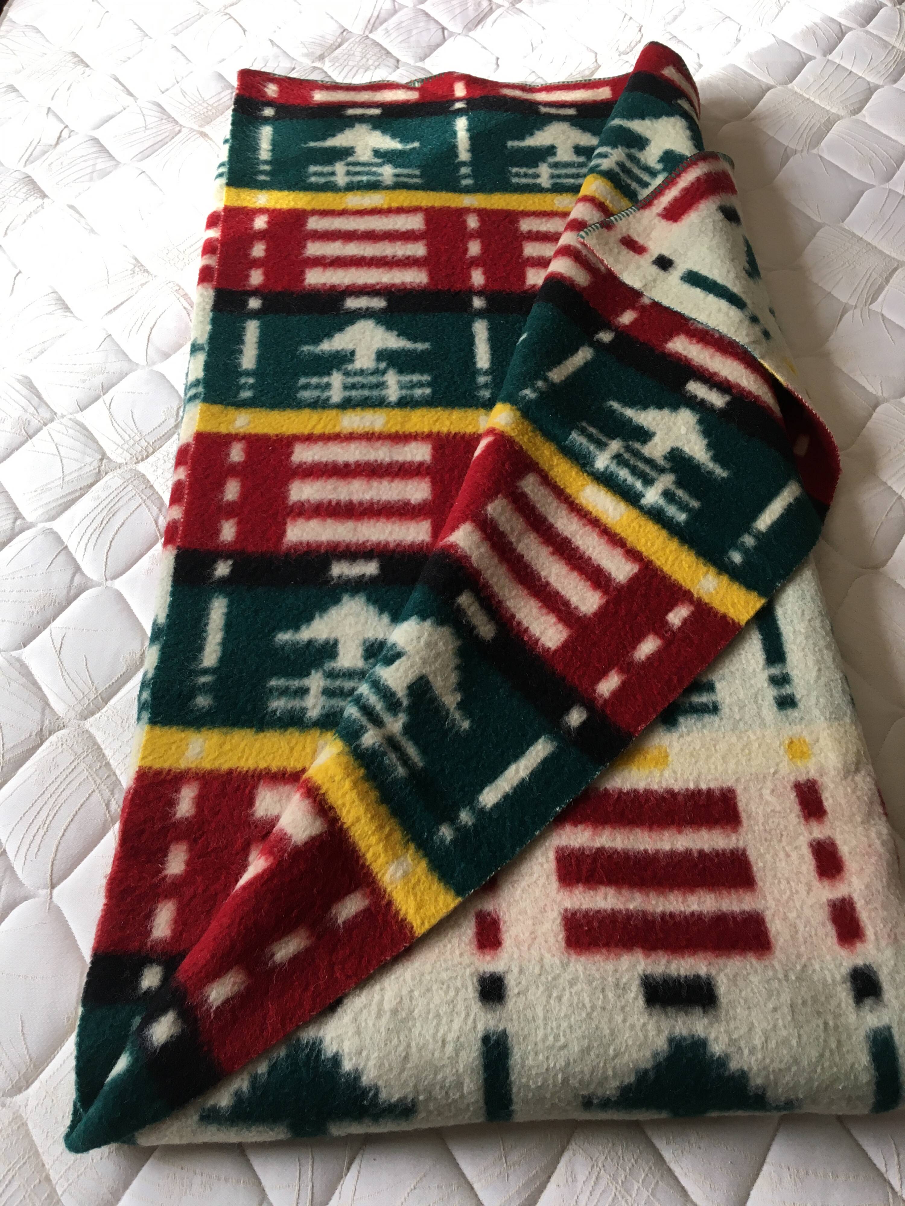 Wool blanket 230 X 250 with geometric patterns and 70's trees.