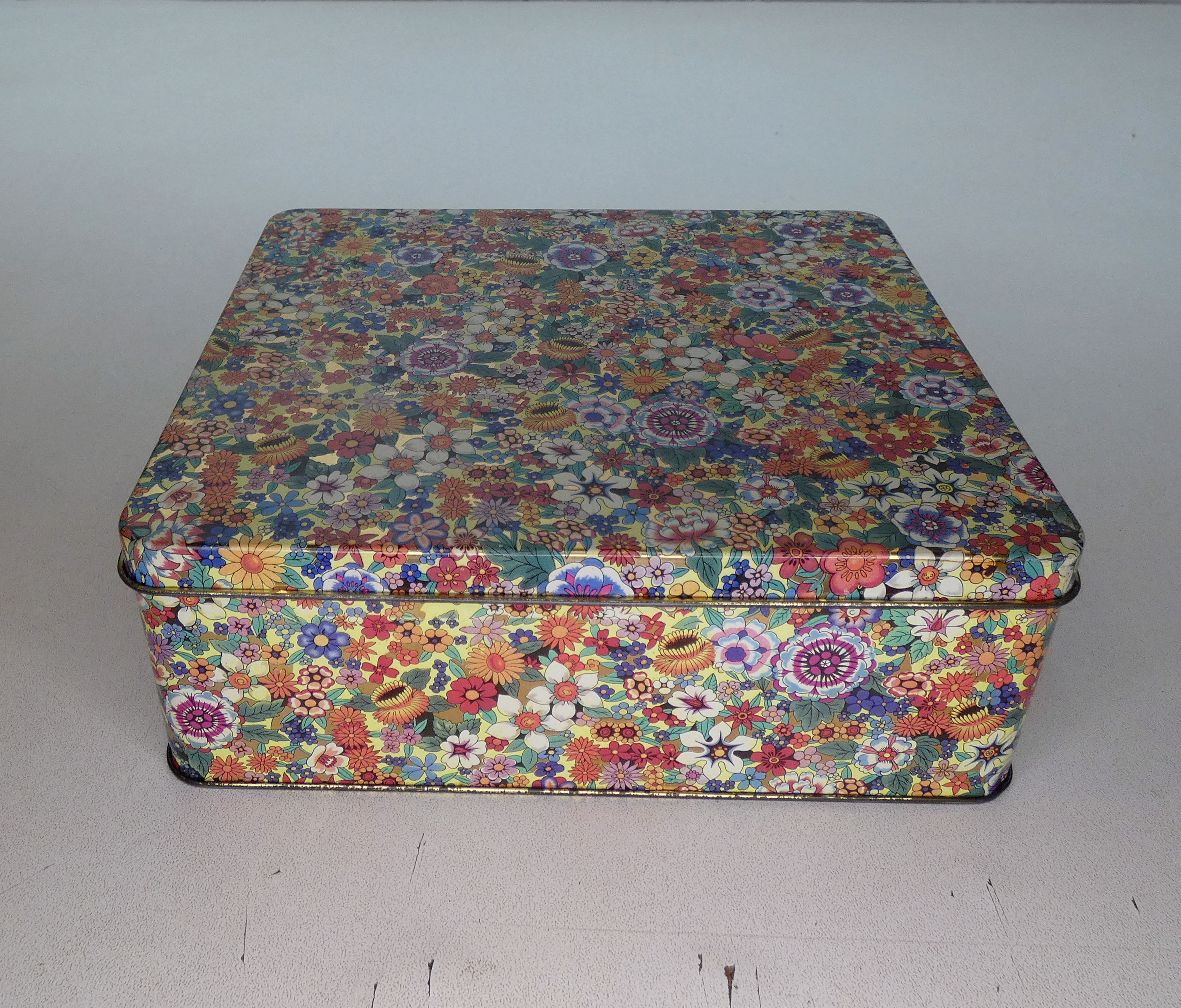 Metal box flowers vintage gold