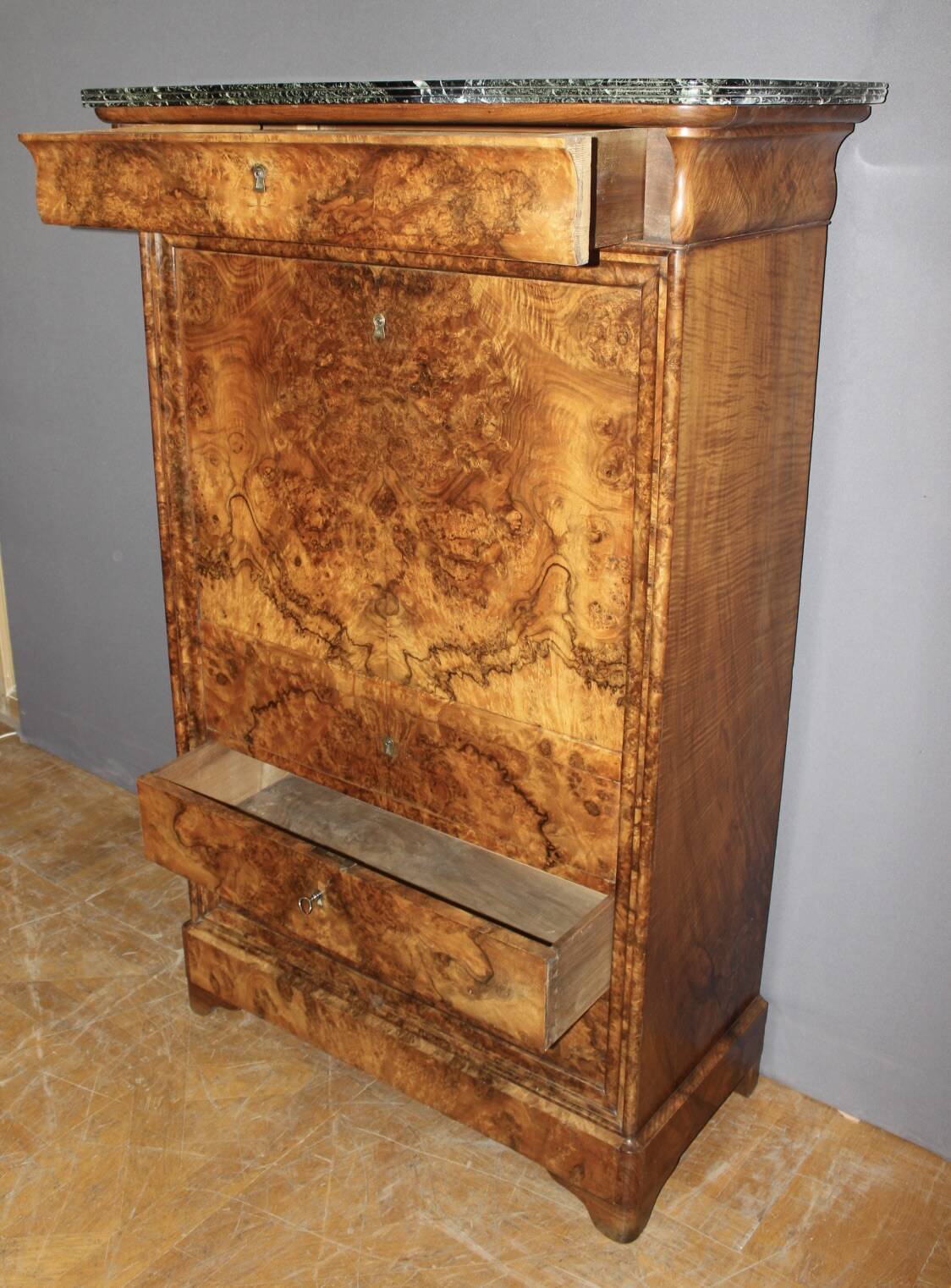 Louis Philippe period secretary in walnut veneer, 19th century.