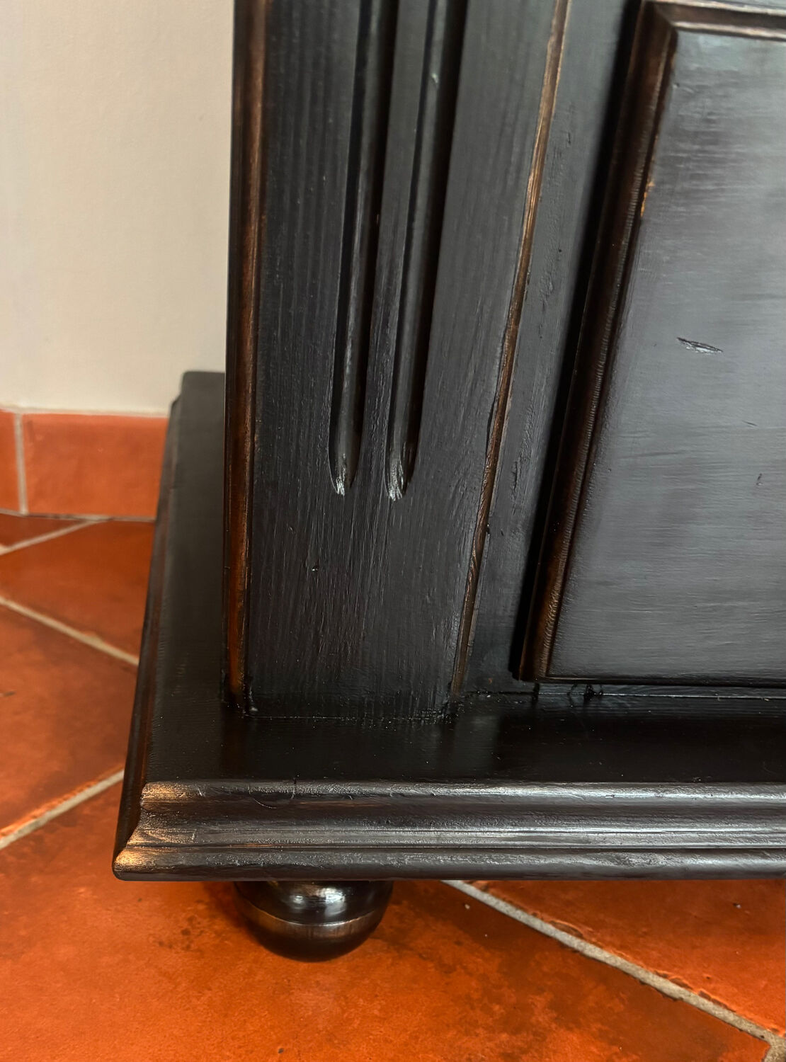 Commode vintage noir en pin peinte à la main