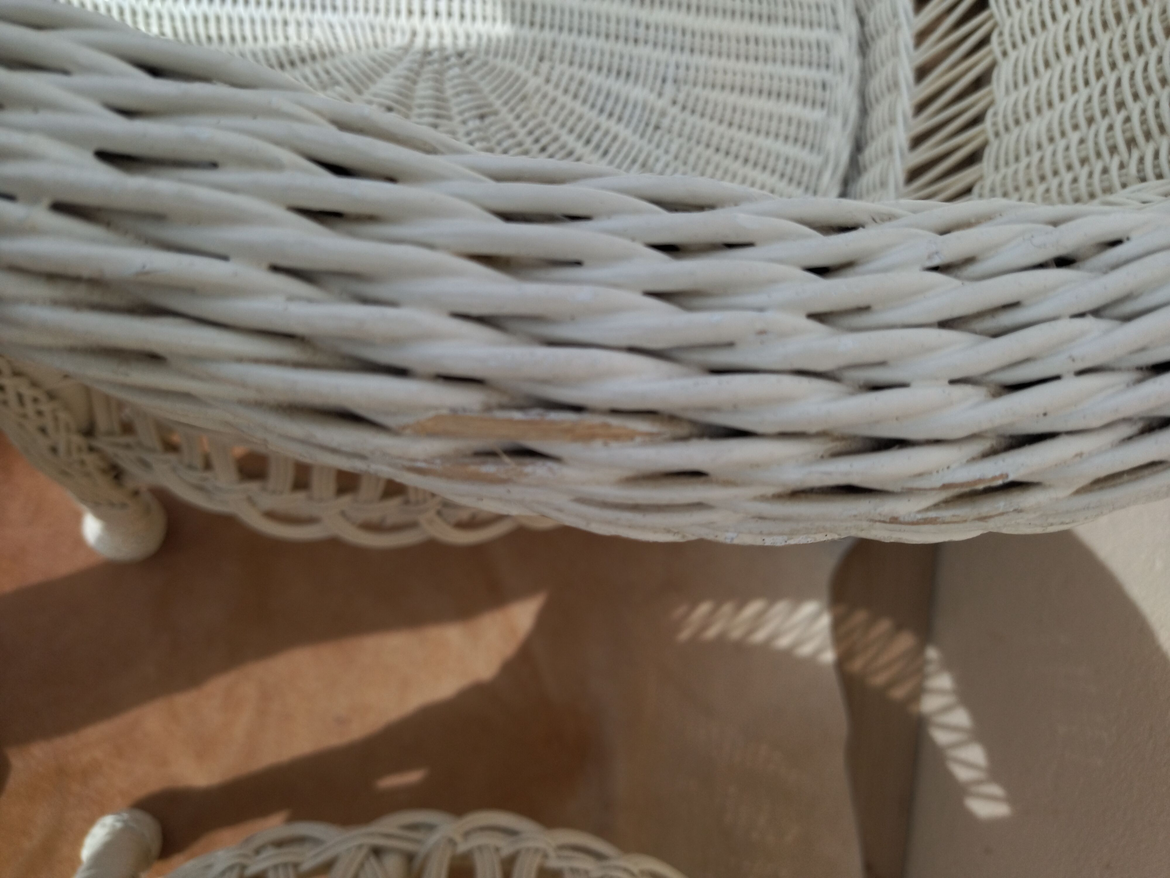 Paire de fauteuils blancs en rotin