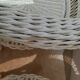 Paire de fauteuils blancs en rotin