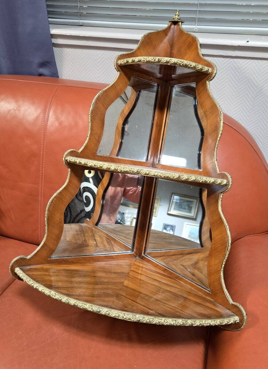 Vitrine d’angle en bois de rose époque Napoléon III