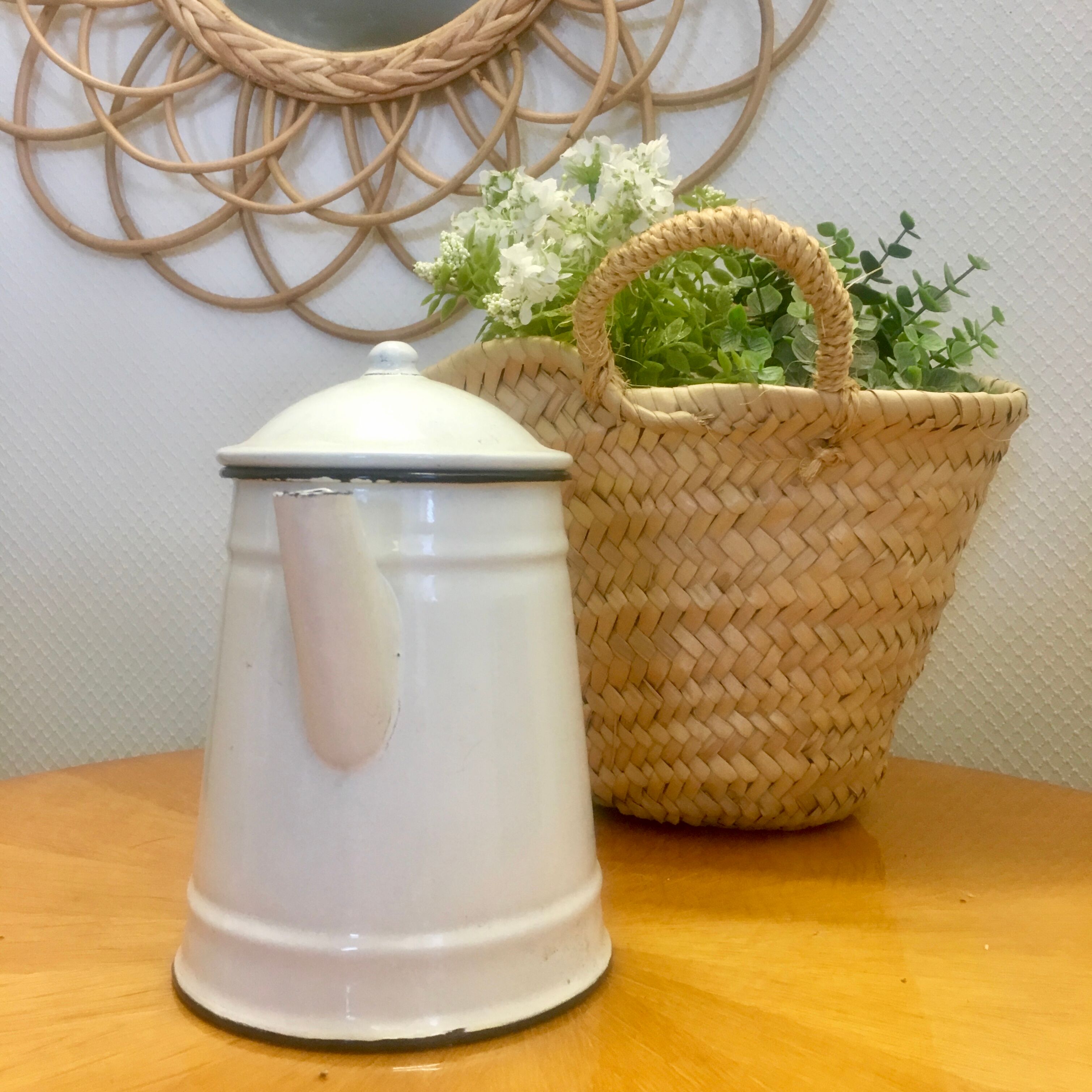 Cafetière en tôle émaillée blanc et marine
