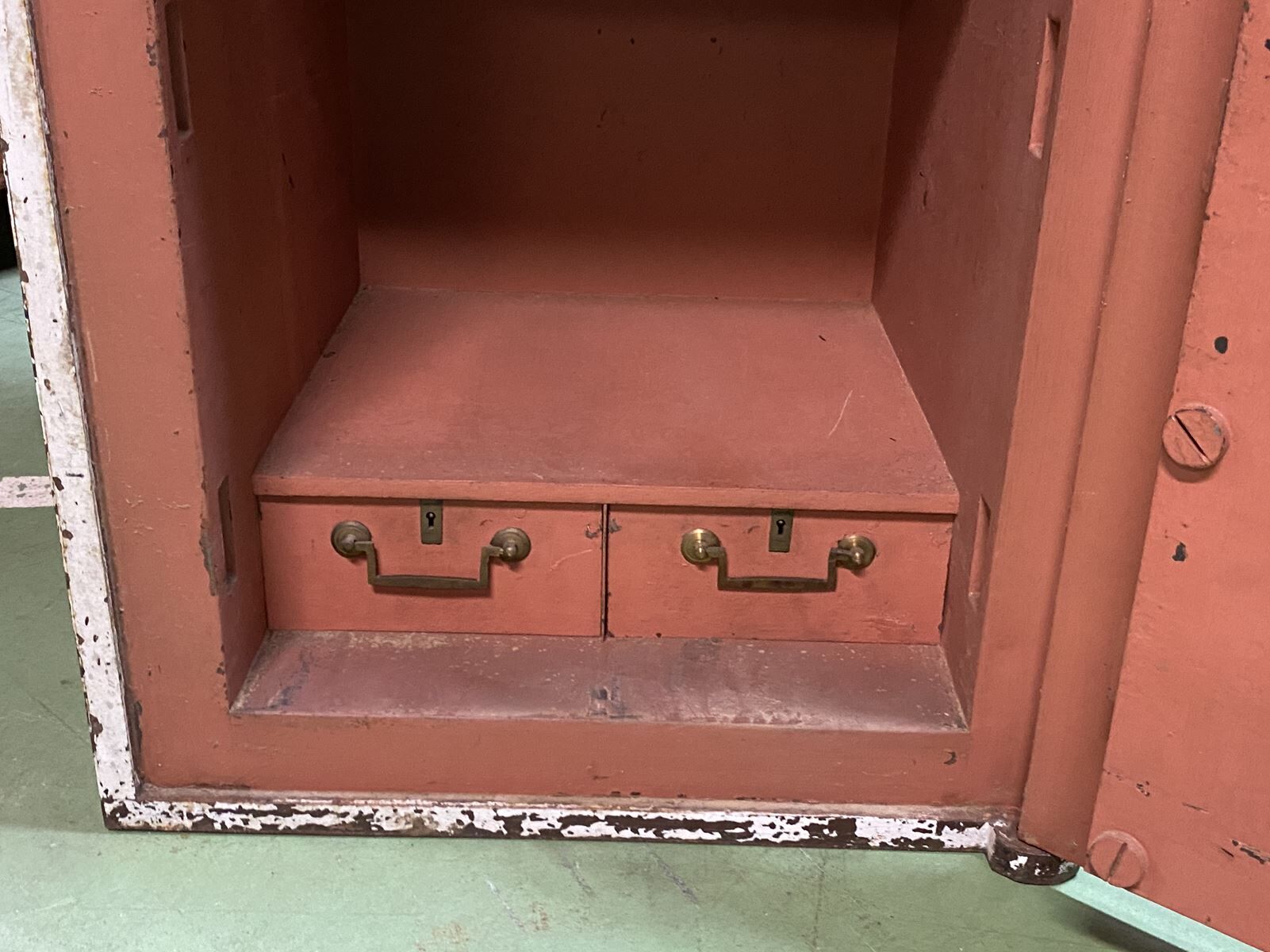 English cast iron safe without its key but open