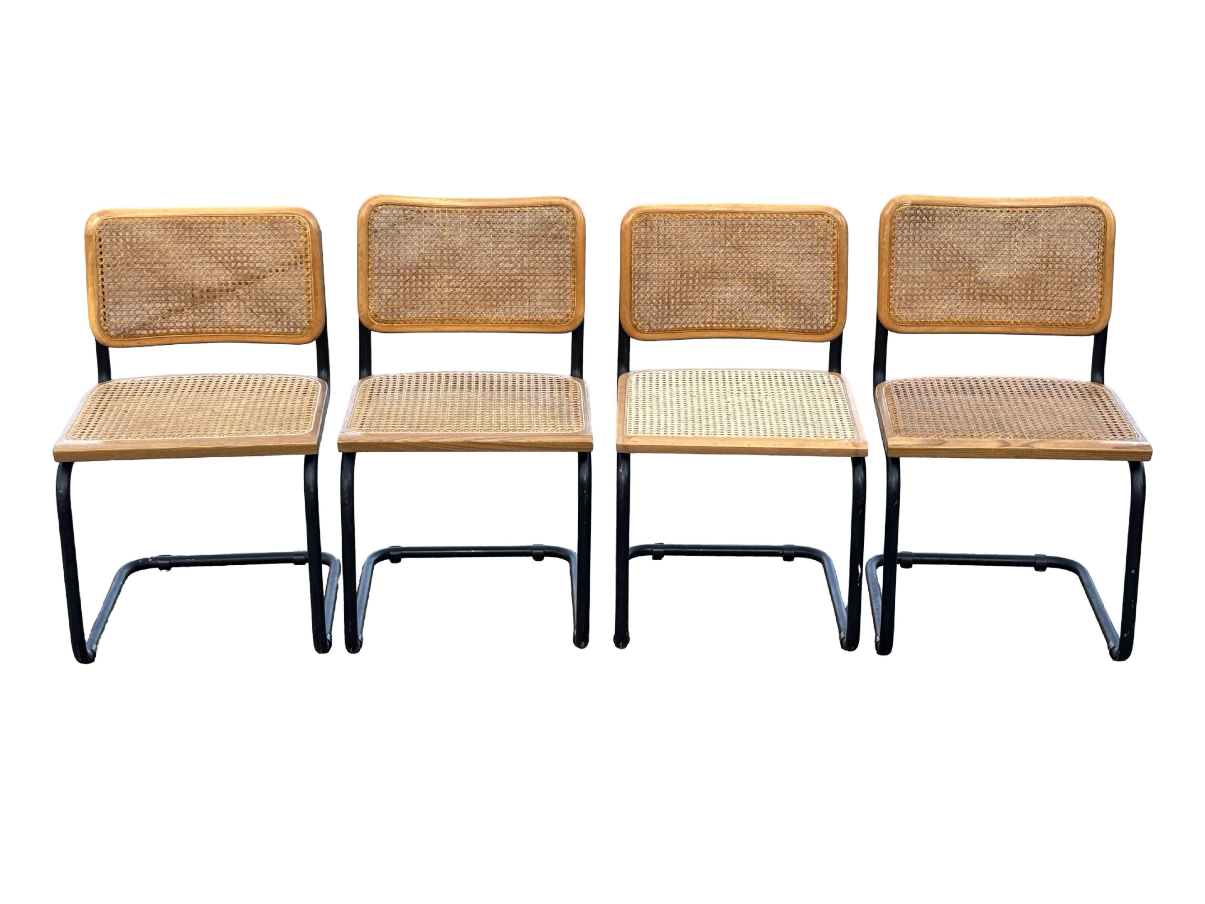 Ensemble de 4 chaises Cesca B32 conçues par Marcel Breuer, cadre noir.