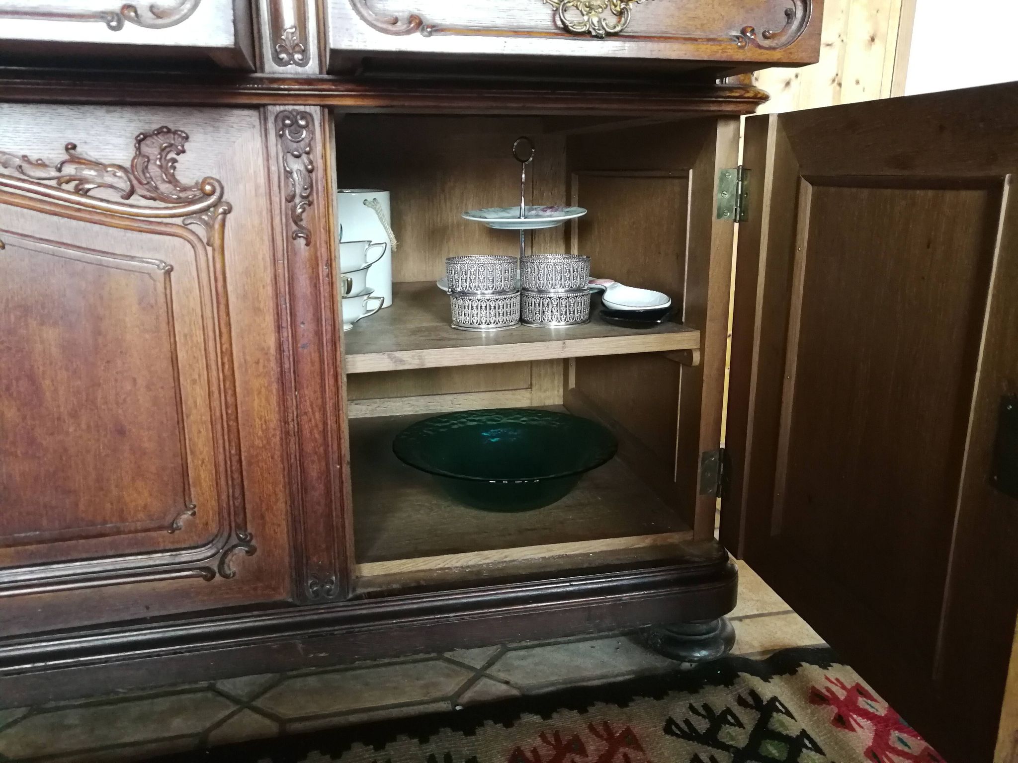 Buffet from the late 19th century with pink-brown marble in Louis XV style.