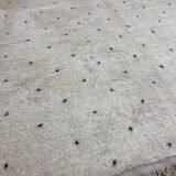 White berbere wool carpet with black dots 200x290cm