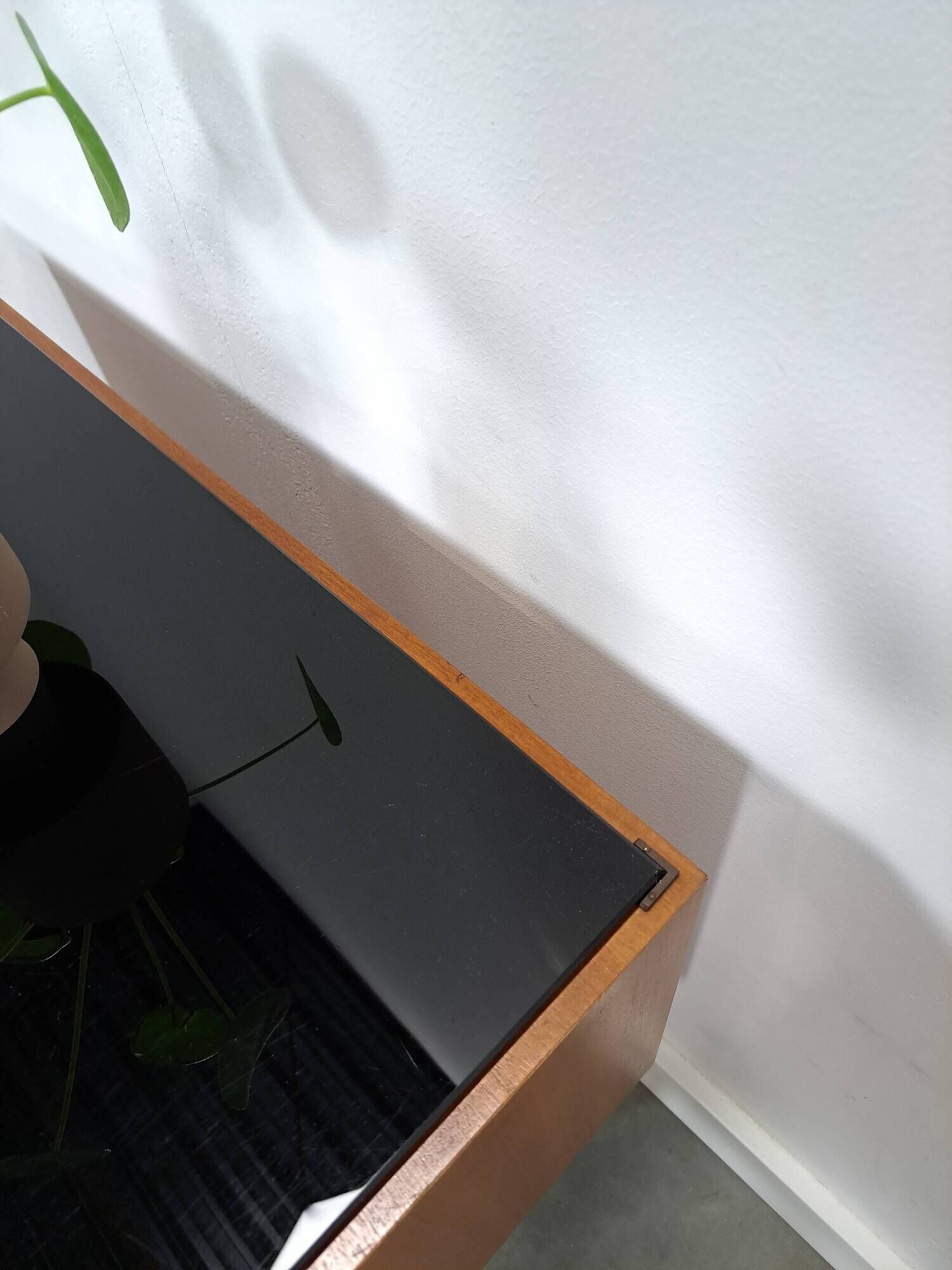 Mid-Century kastje J.D. Freese met klep en zwart opaline glas
