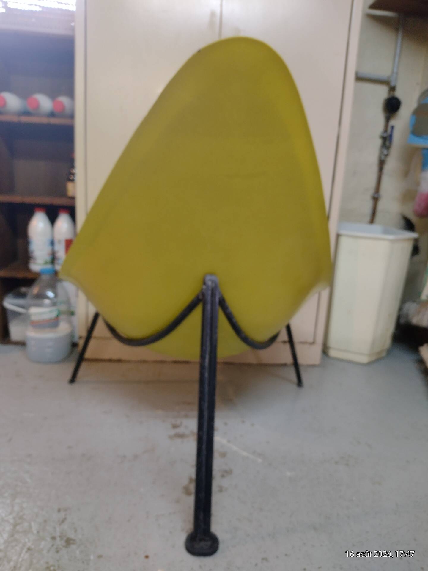 Fauteuil  à piétement tripode en acier laqué. Édité par Merat en 1956.