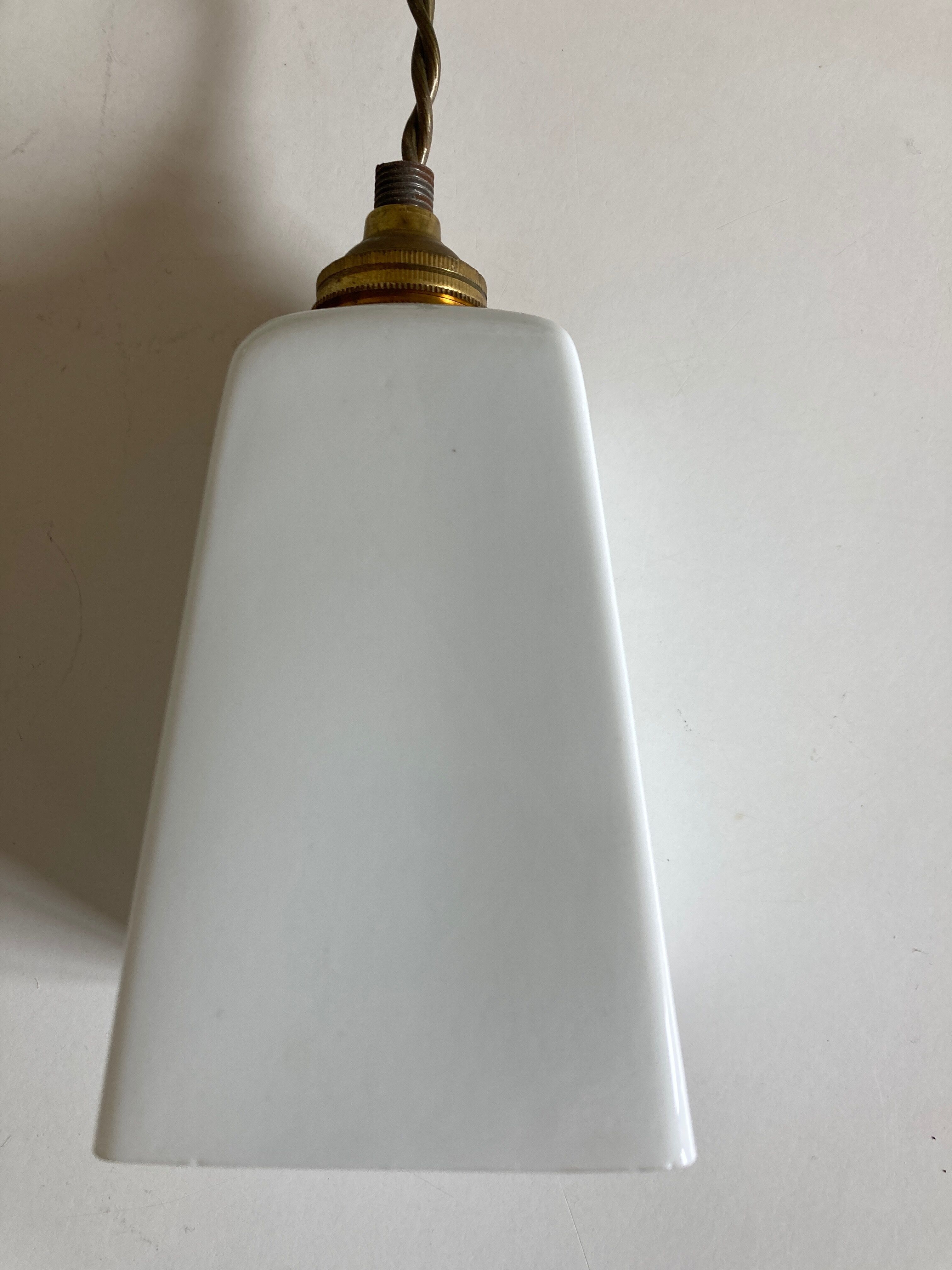 Suspension de salle de bain art déco  moderniste en opaline