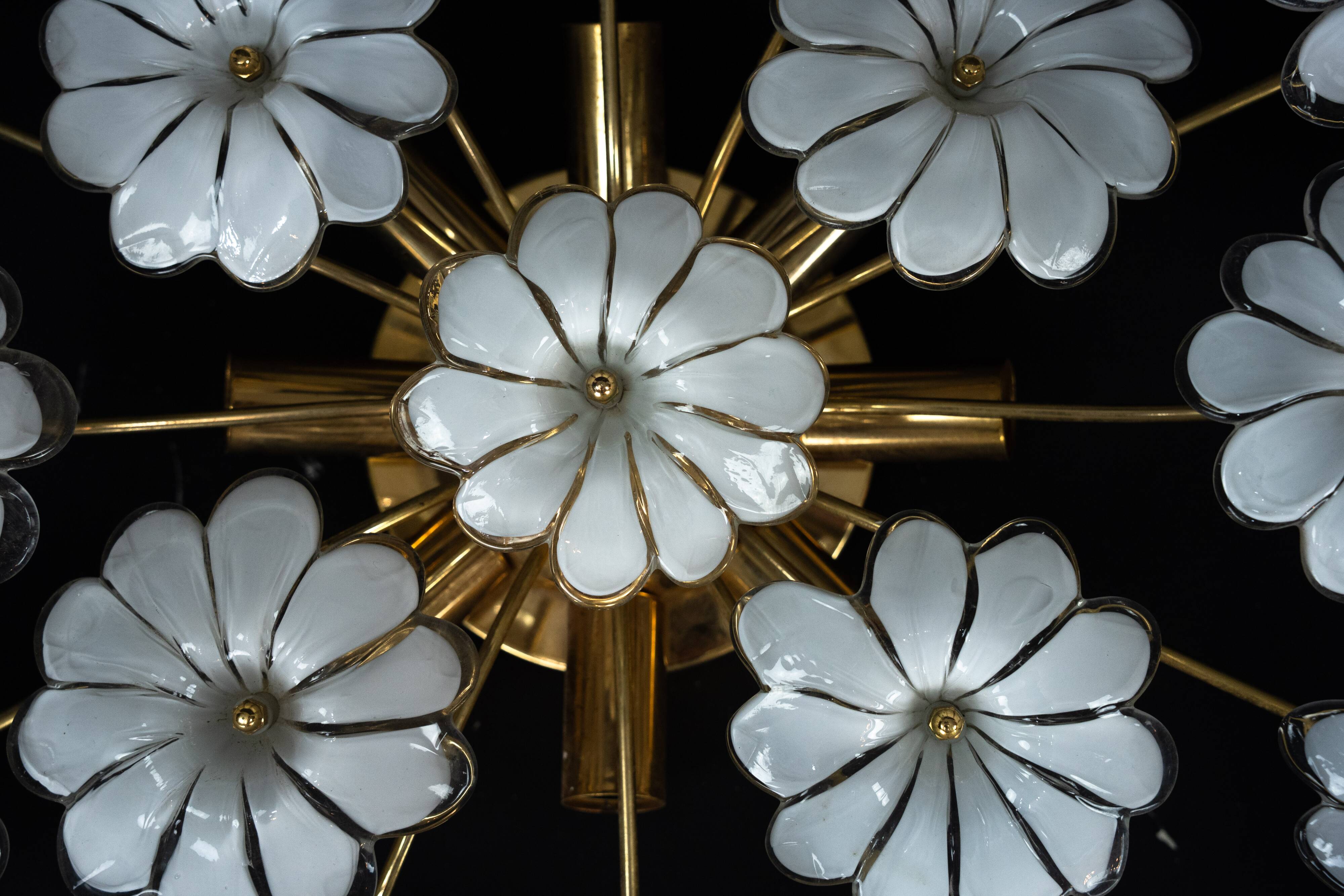 Paire de lampes de plafond en verre de Murano à fleurs blanches. Italie, années 1980.
