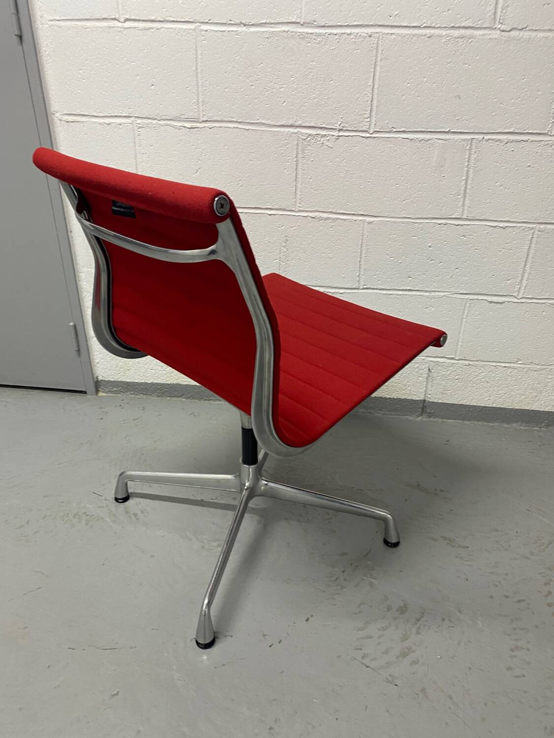 Eames aluminum office chair with swivel group Vitra