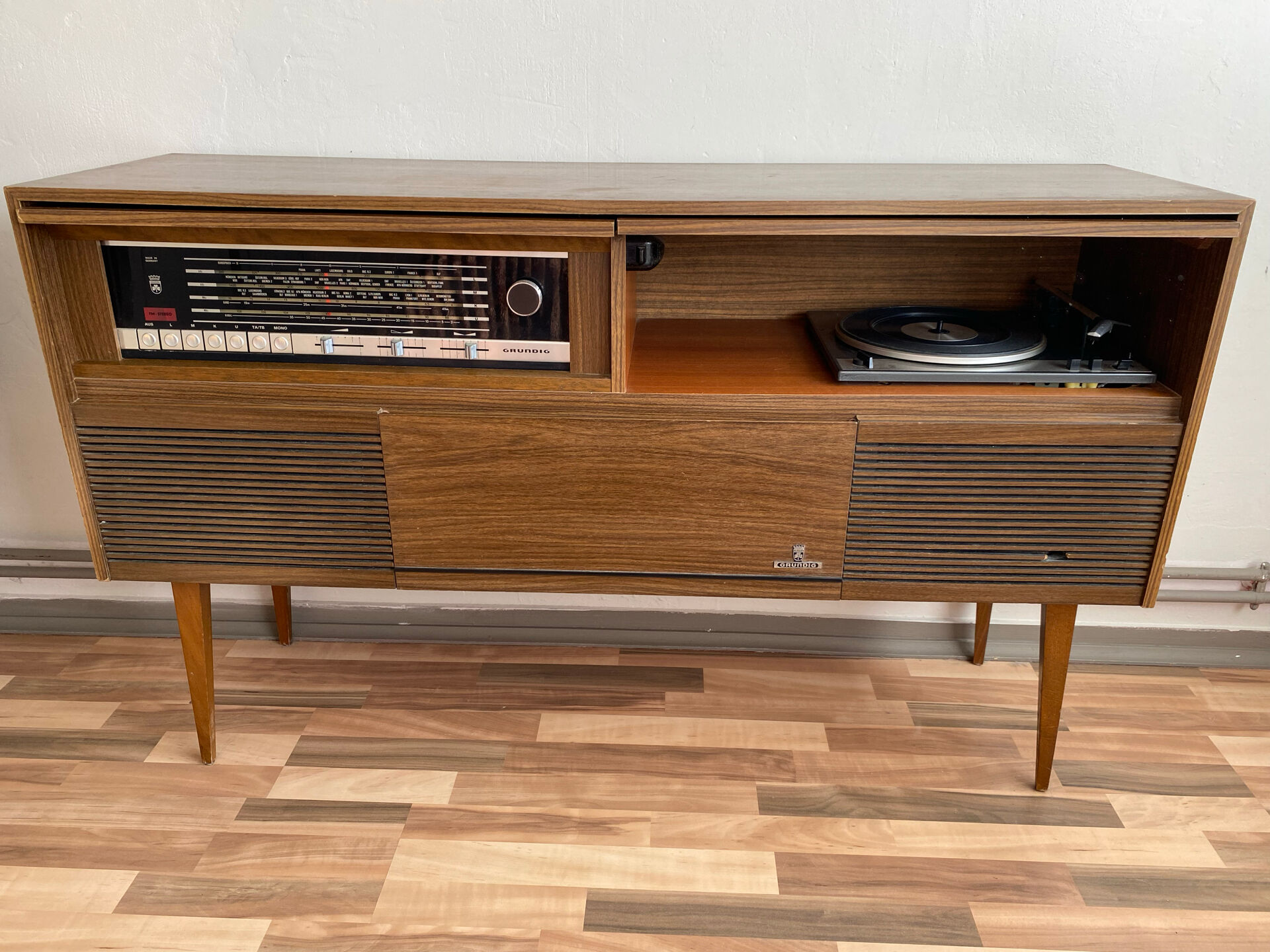 Vintage Grundig hi-fi furniture from the 60s/70s – radio & turntable inside