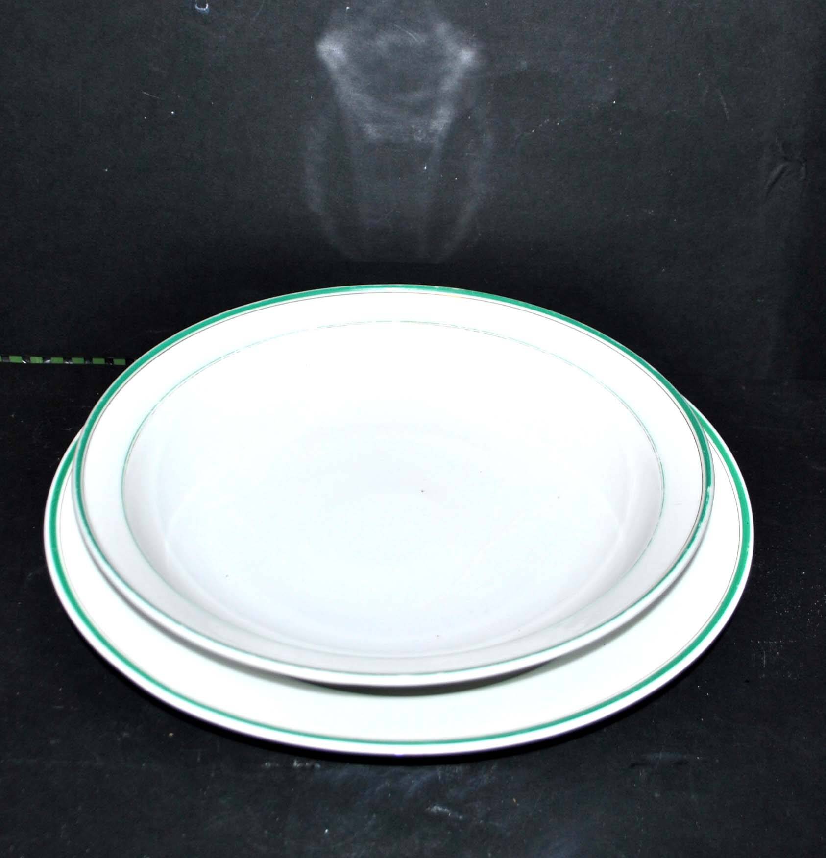 Limoges? lot de 2 plats ronds en porcelaine ancienne à liseré vert et or