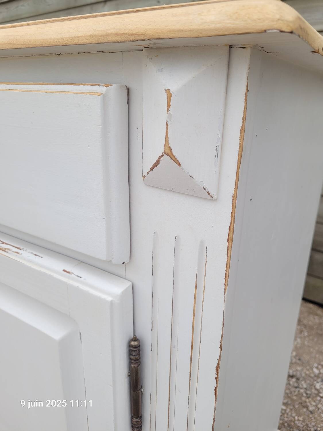 Buffet en bois patiné blanc