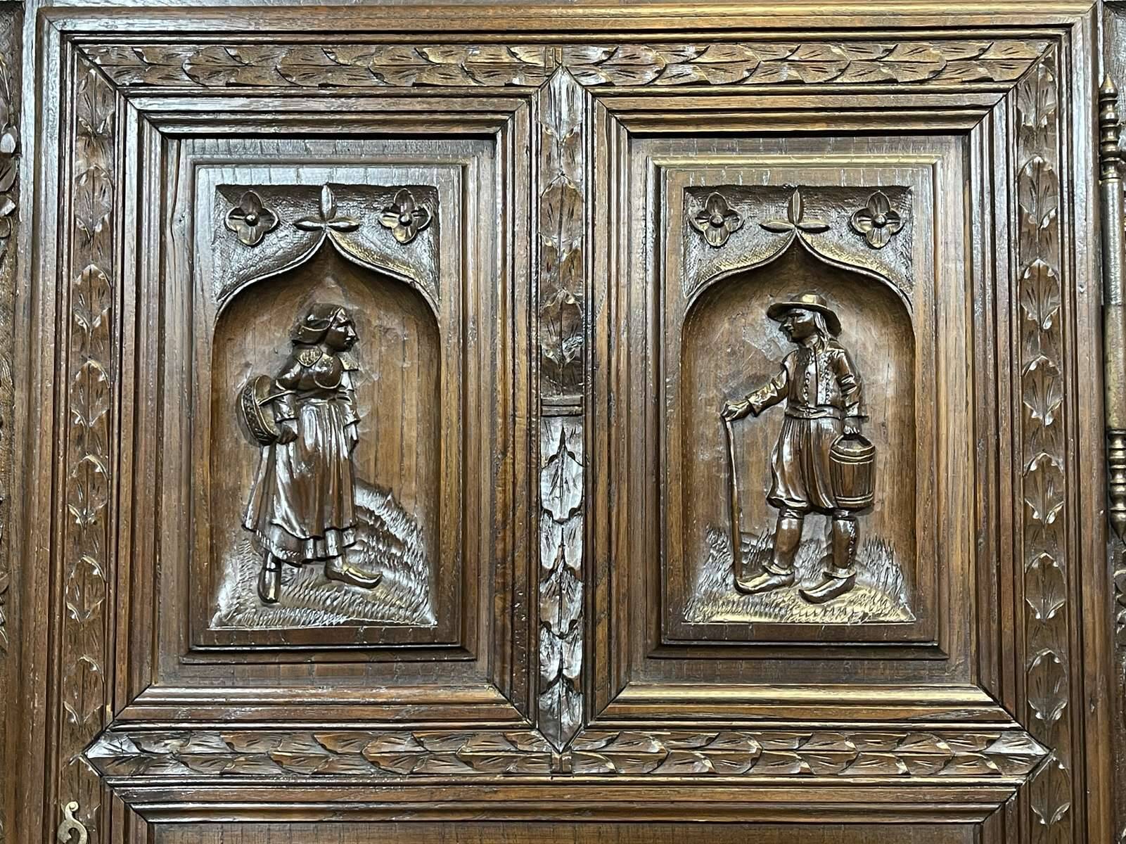 Buffet Breton 2 corps début XXème en châtaignier richement sculpté