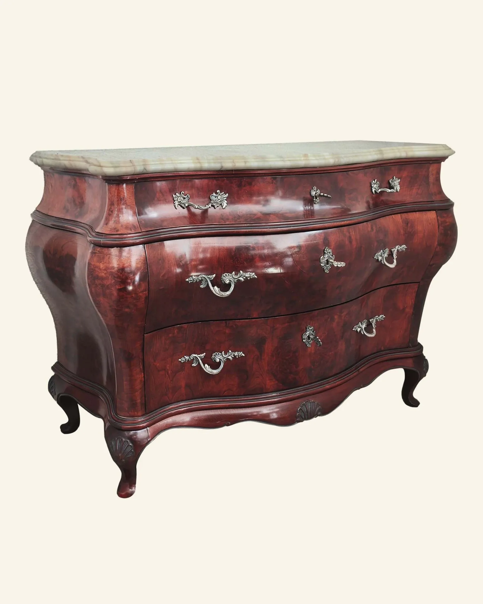 Commode galbée de style Louis XV en ronce d'acajou, dessus de marbre