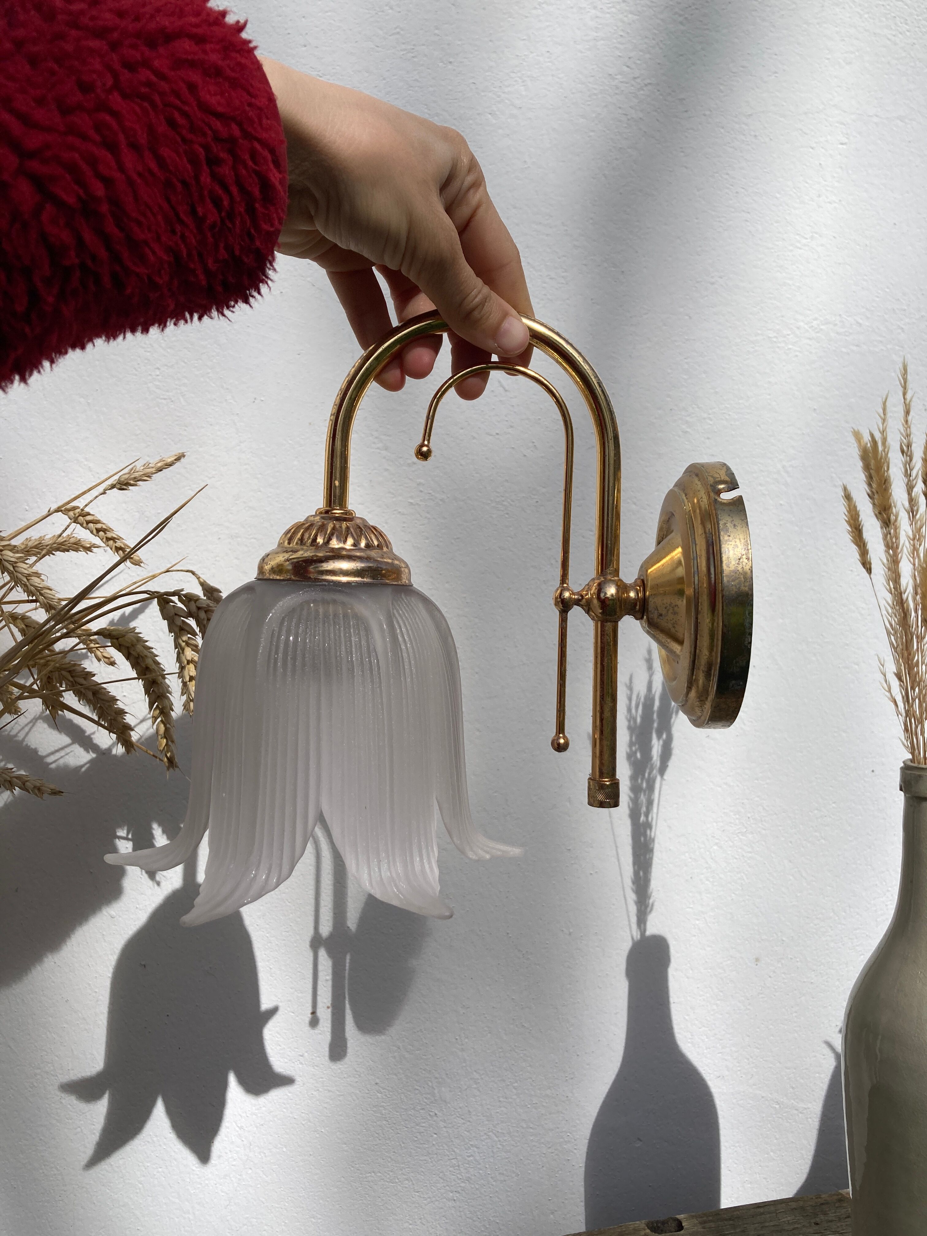 Flower wall lamp in glass and gilded metal